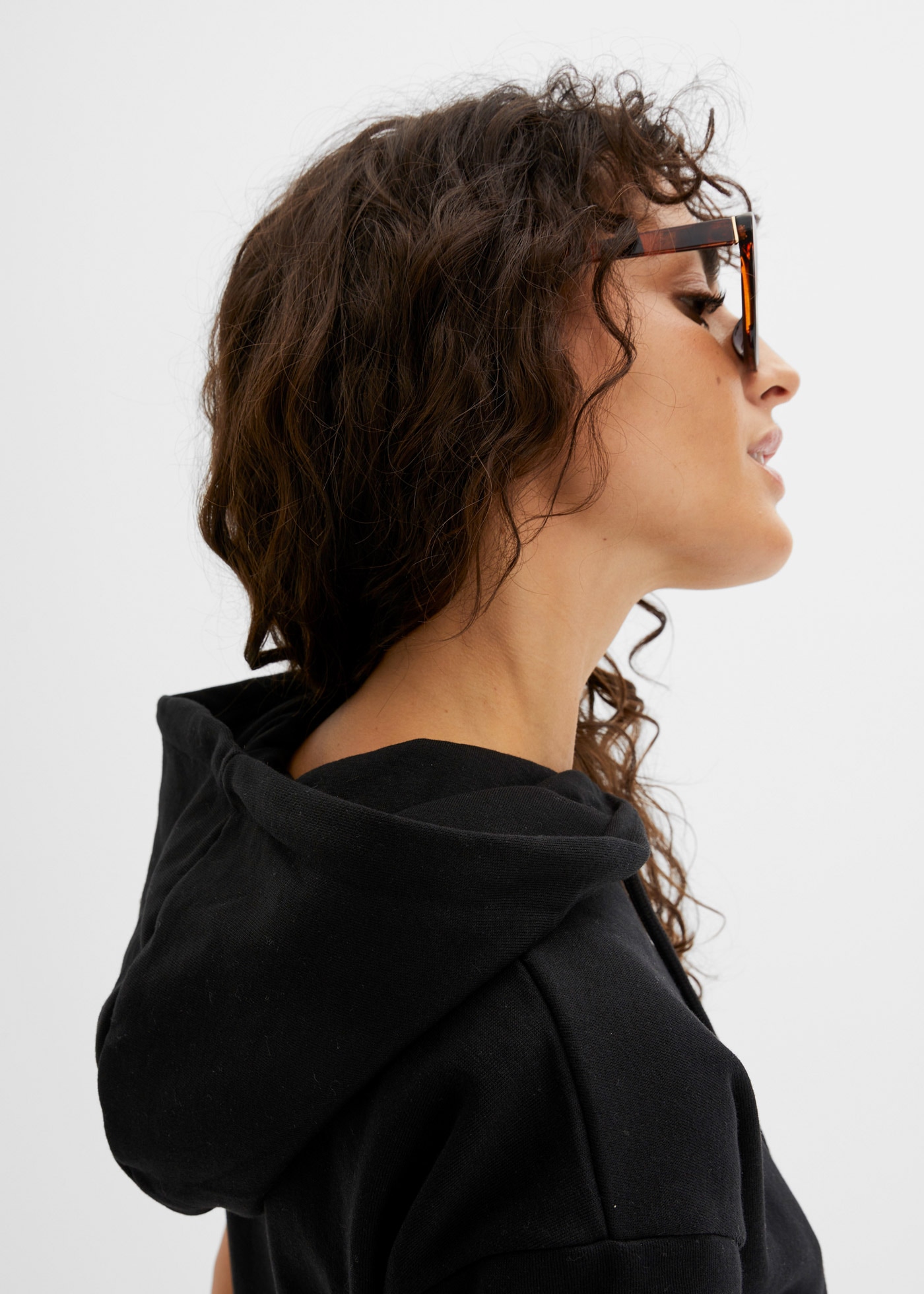 bonprix Sweatkleid aus Baumwolle, Loose fit, mit Kapuze, mit Kangaroo-Tasche, Kurzarm