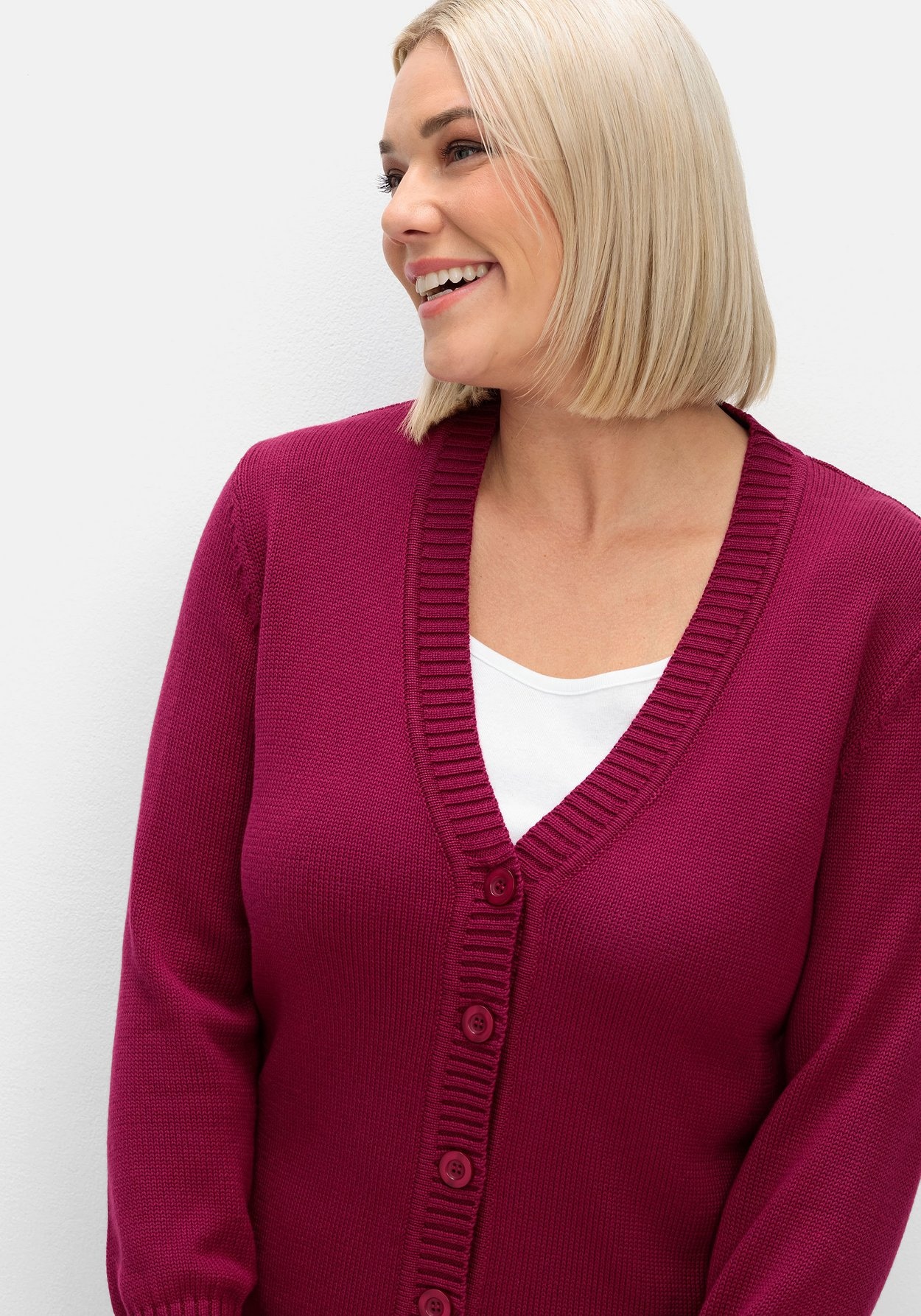Sheego Strickjacke »Strickjacke mit V-Ausschnitt und Knöpfen, tailliert«