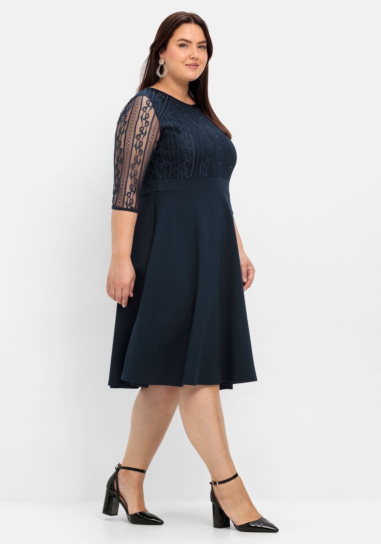 Sheego Abendkleid »Cocktailkleid mit floraler Spitze und Chiffon-Ärmeln«, mit floraler Spitze und Chiffon-Ärmeln