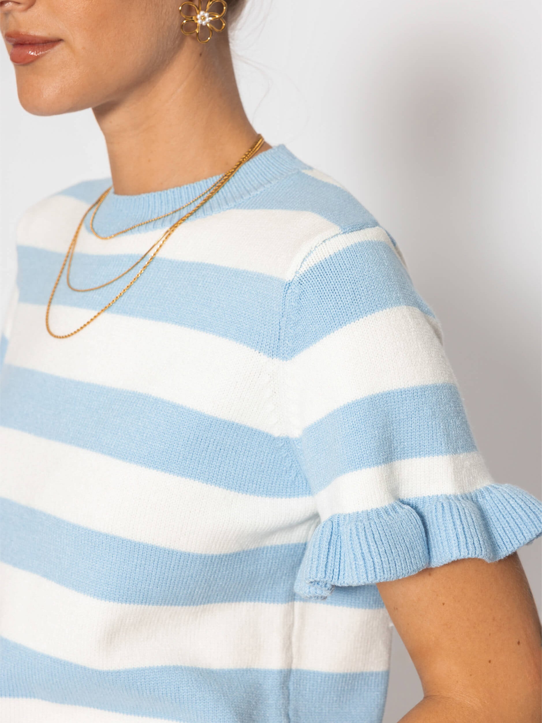 SASSYCLASSY Kurzarmpullover »Gestreifter Kurzarm-Pullover mit Volants« Verspieltes Shirt aus Strick im geraden Schnitt mit Rundhals
