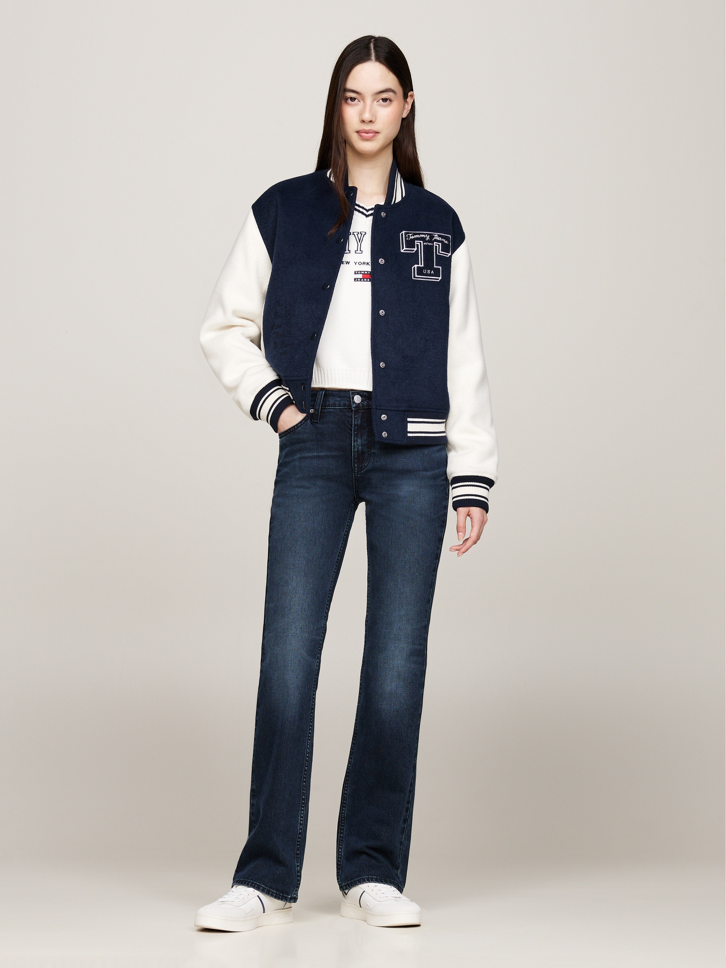 Tommy Jeans Bootcut-Jeans »MADDIE MD BC DH5161«, mit Logo-Badge und Stickereien