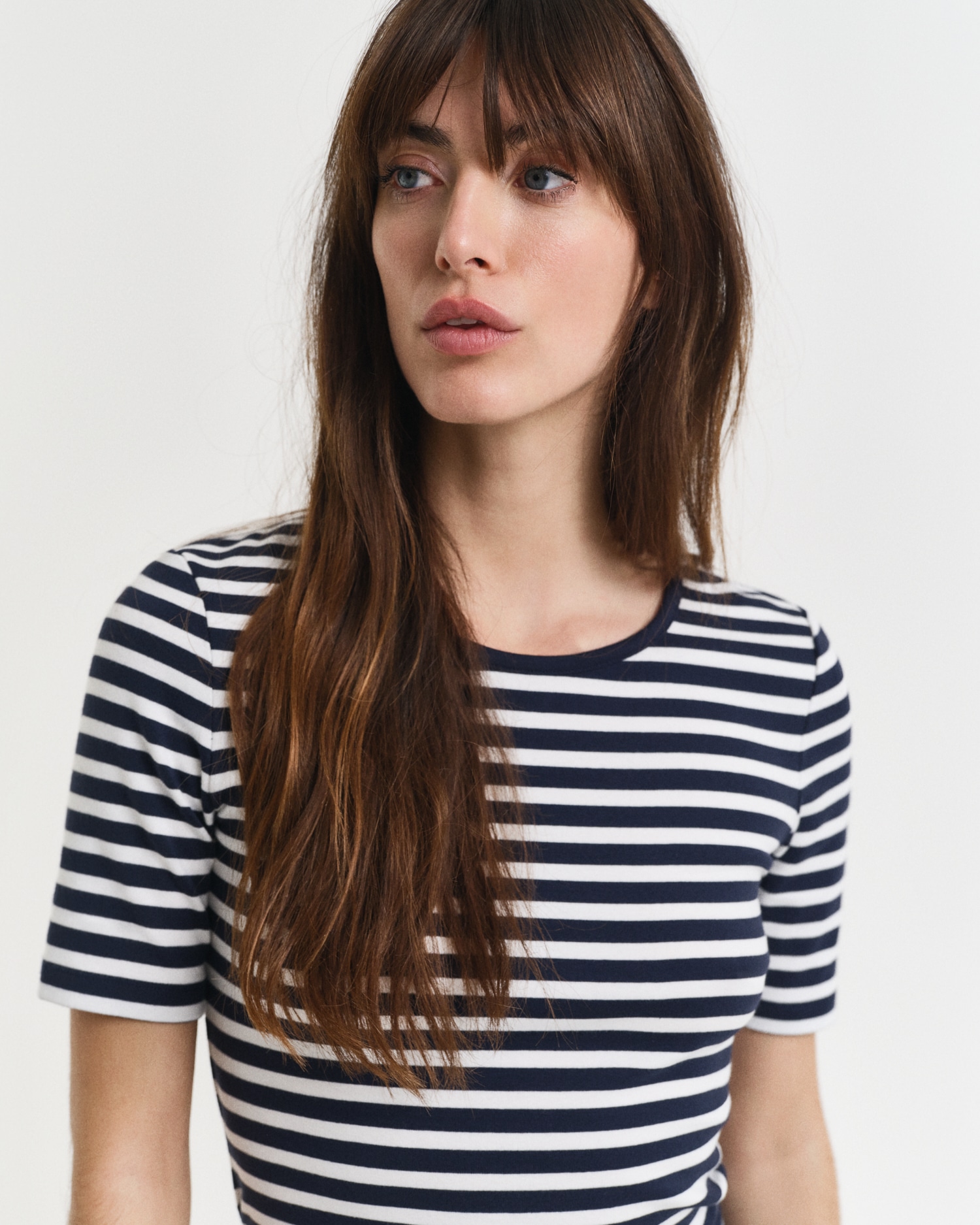 Gant T-Shirt »SLIM STRIPED 1X1 RIBBED KA T-SHIRT«, mit dezentem Logoschriftzug am Ärmelabschluss