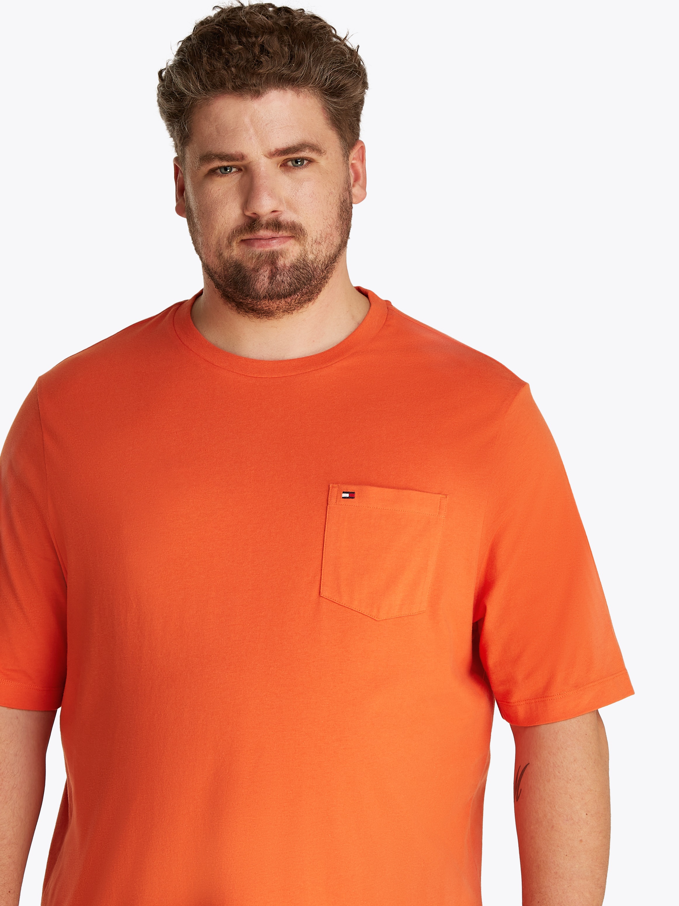 Tommy Hilfiger Big & Tall Rundhalsshirt »BT-ESSENTIAL SOLID POCKET TEE-B«, in Große Größen, Logostickerei