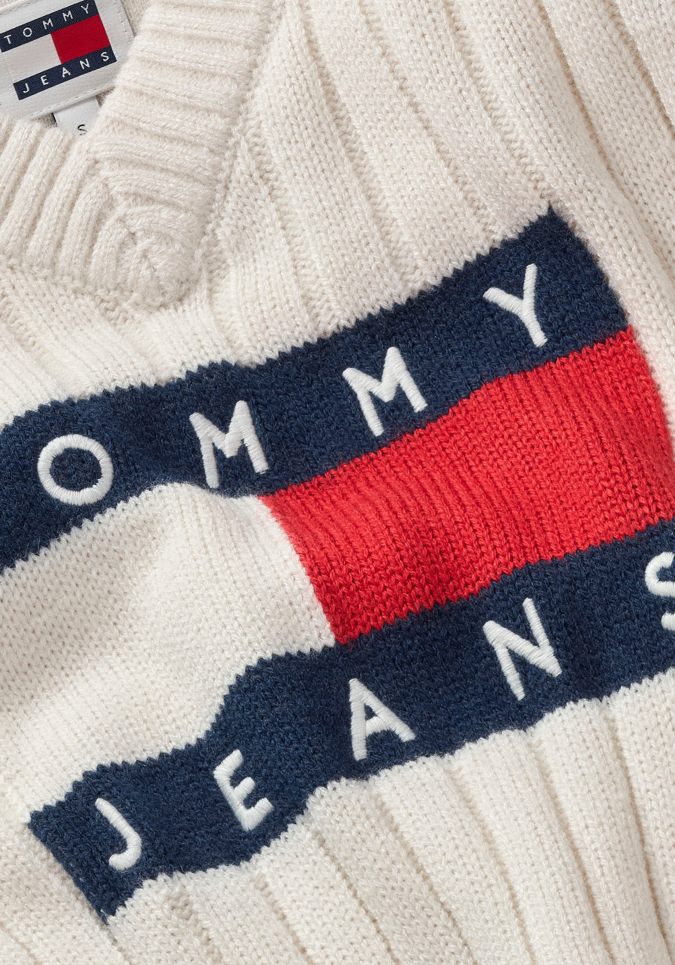 Tommy Jeans Strickpullover »TJW VNCK CENTER FLAG SWEATER EXT«, mit Tommy Jeans Center Logo-Flag