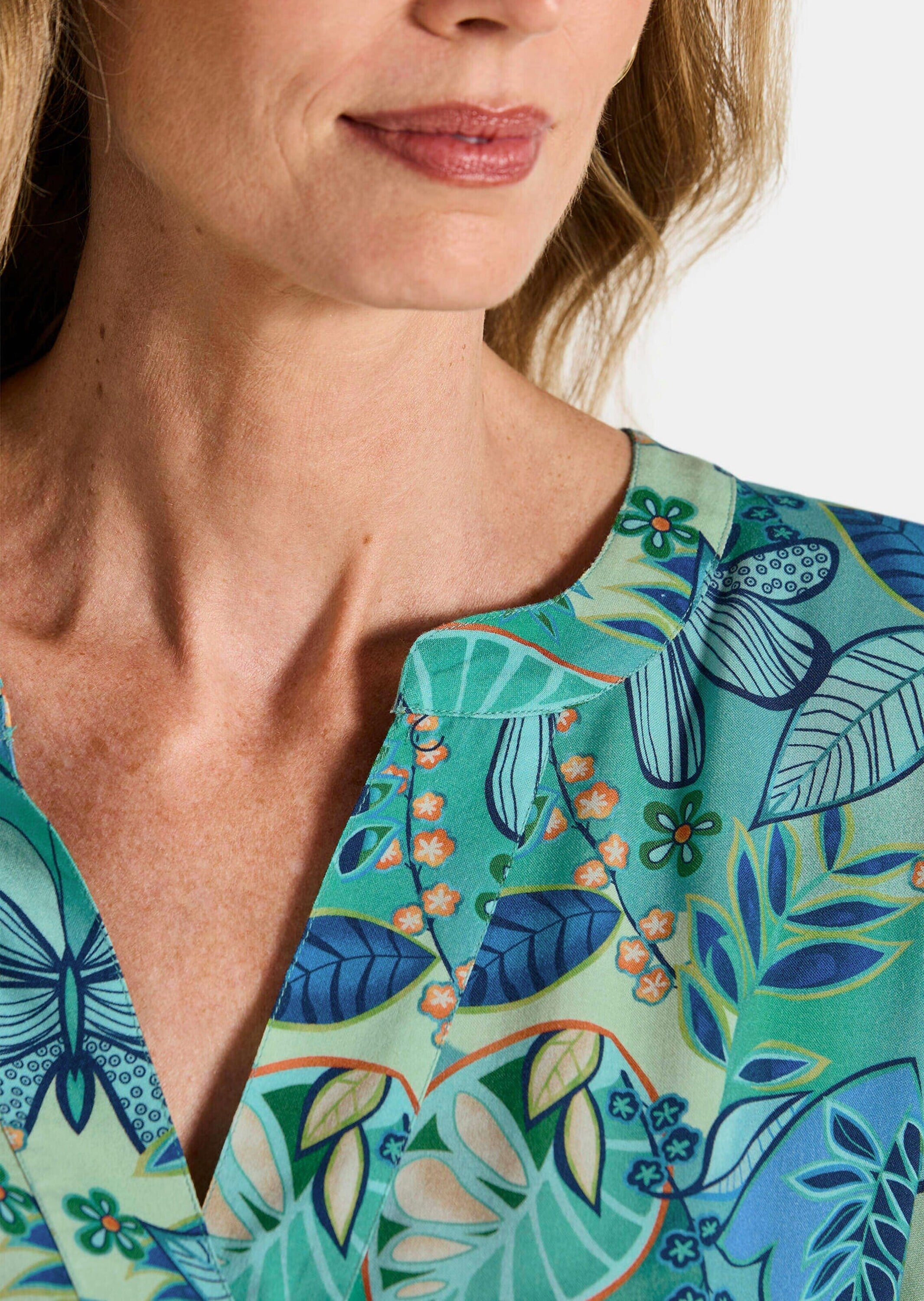 GOLDNER Sommerkleid »Kurzgröße Viskosekleid mit floralem Muster« seitliche Eingrifftschen an der Seitennaht