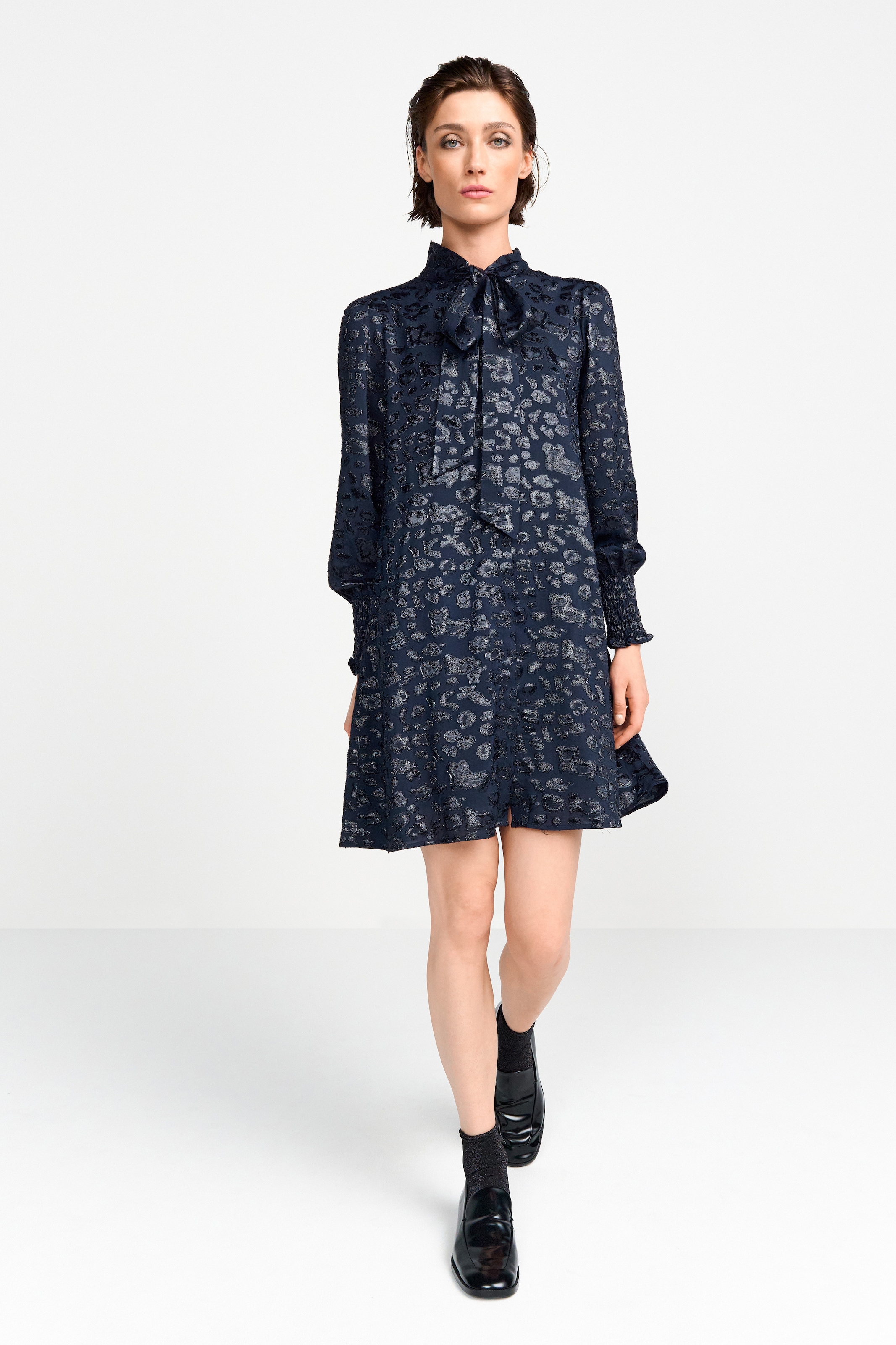 RICHROYAL Minikleid, in schimmerndem Jacquard-Look mit Leo-Ausbrenner