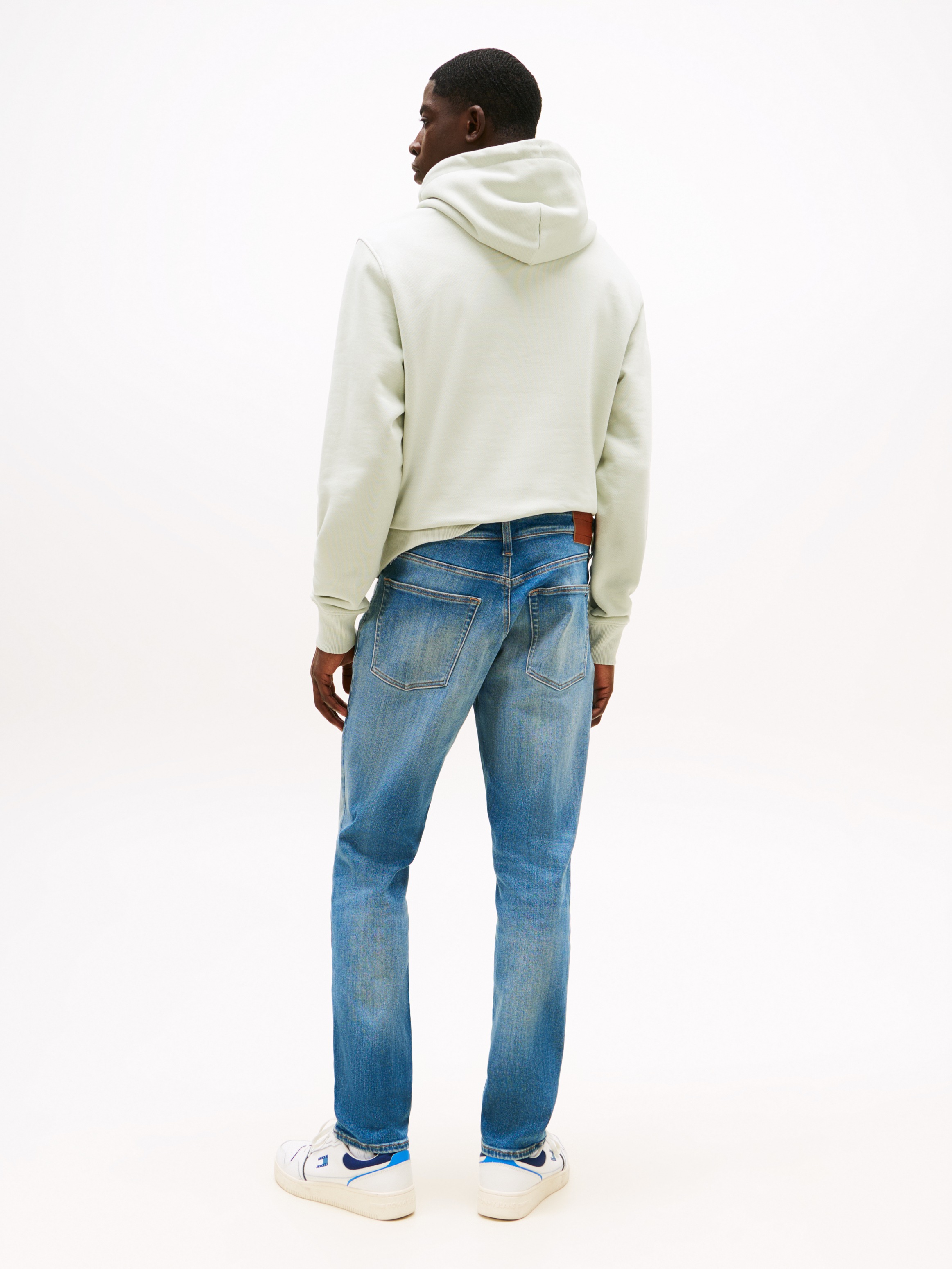 Tommy Jeans Gerade Jeans »Scanton Slim«, Mit Markenlabel aus Leder hinten
