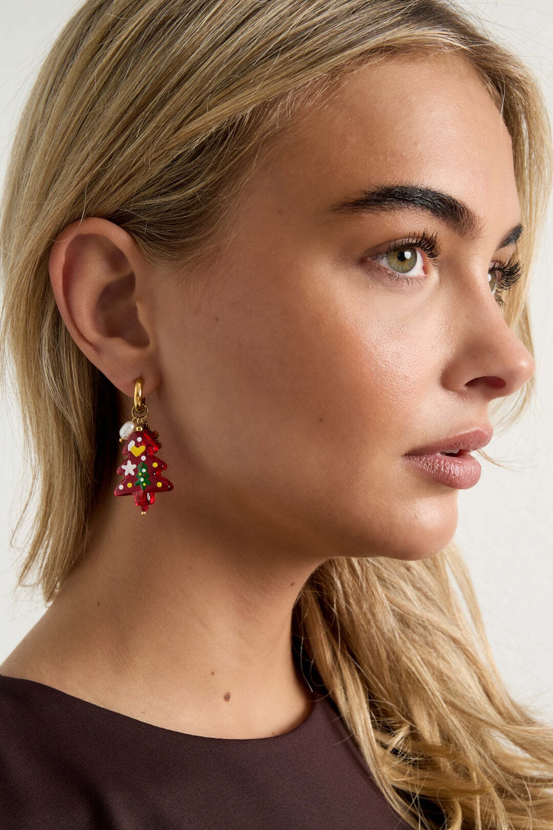 Adelia´s Paar Creolen »Ohrringe Creolen mit Weihnachtsbaumanhängern aus Edelstahl« Stylischer Modeschmuck mit Weihnachtsbaum- und Schneeflocken-Anhängern