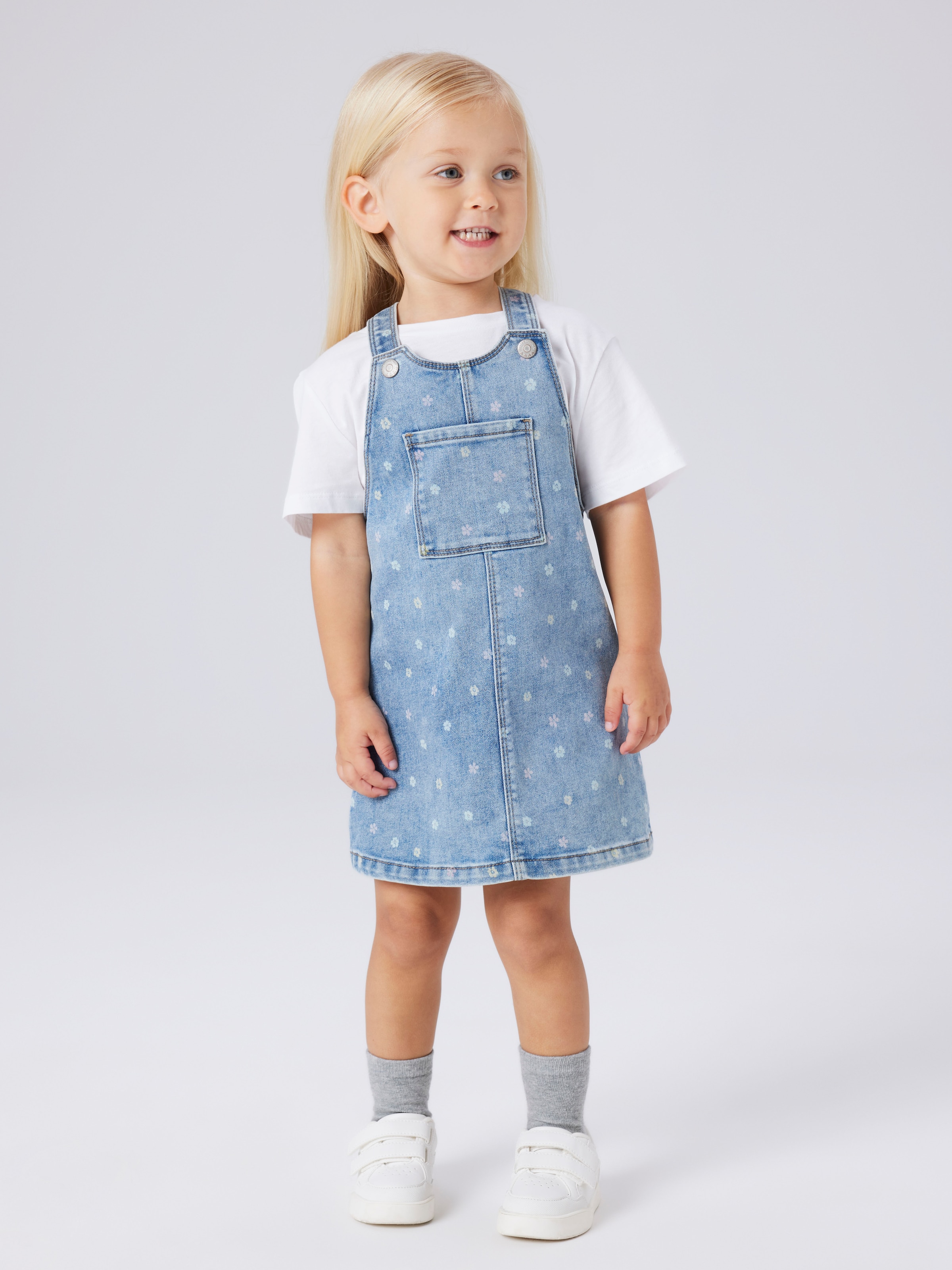 Name It Jeanskleid »NMFROSA SHORT DNM BIBSKIRT 3555-ON F« Brusttasche Denim Baumwollmischung, zarter Allover Print