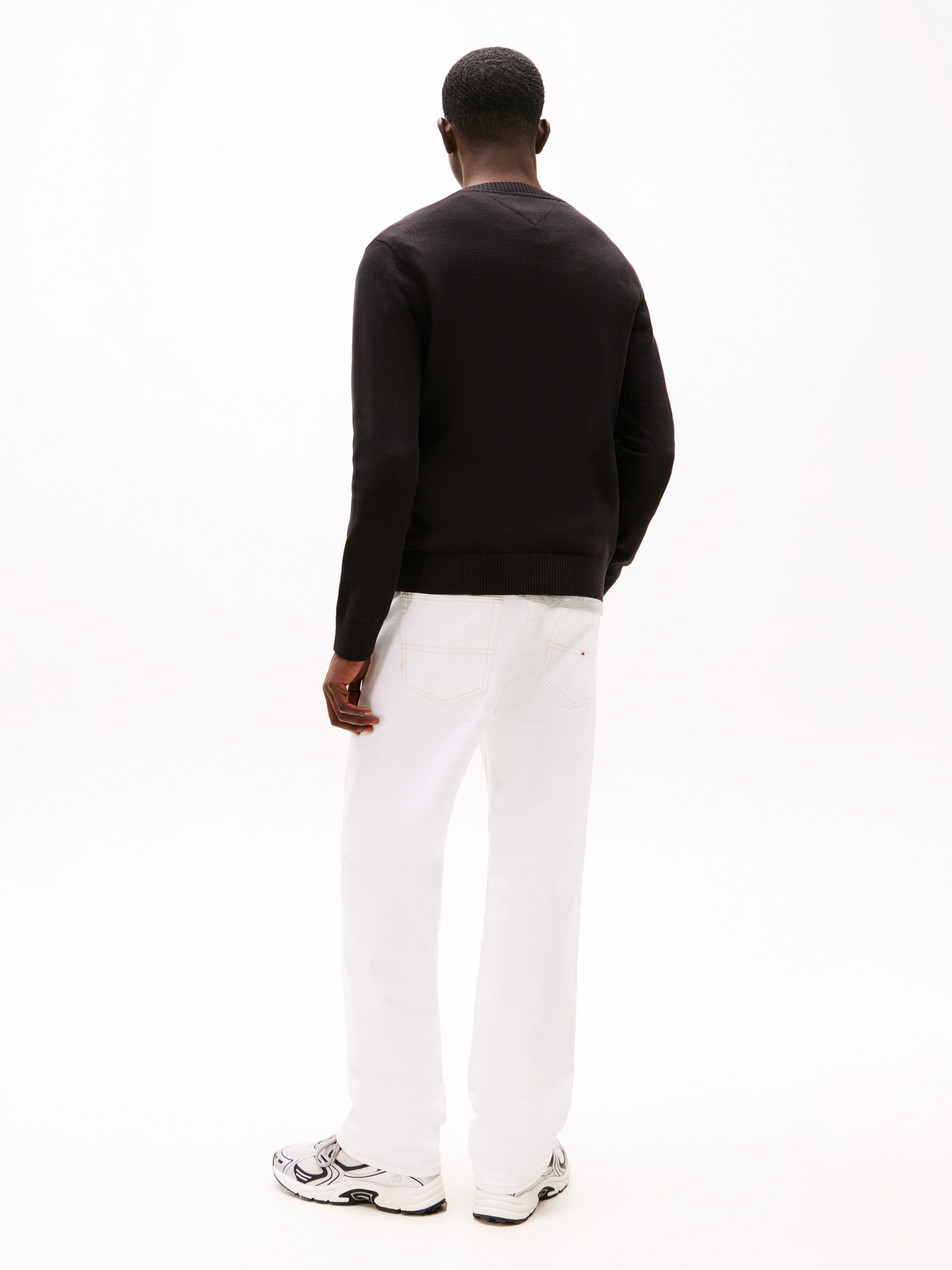 Tommy Jeans Rundhalspullover »TJM SLIM ESSENTIAL LIGHT SWEATER«, mit Flag-Patch
