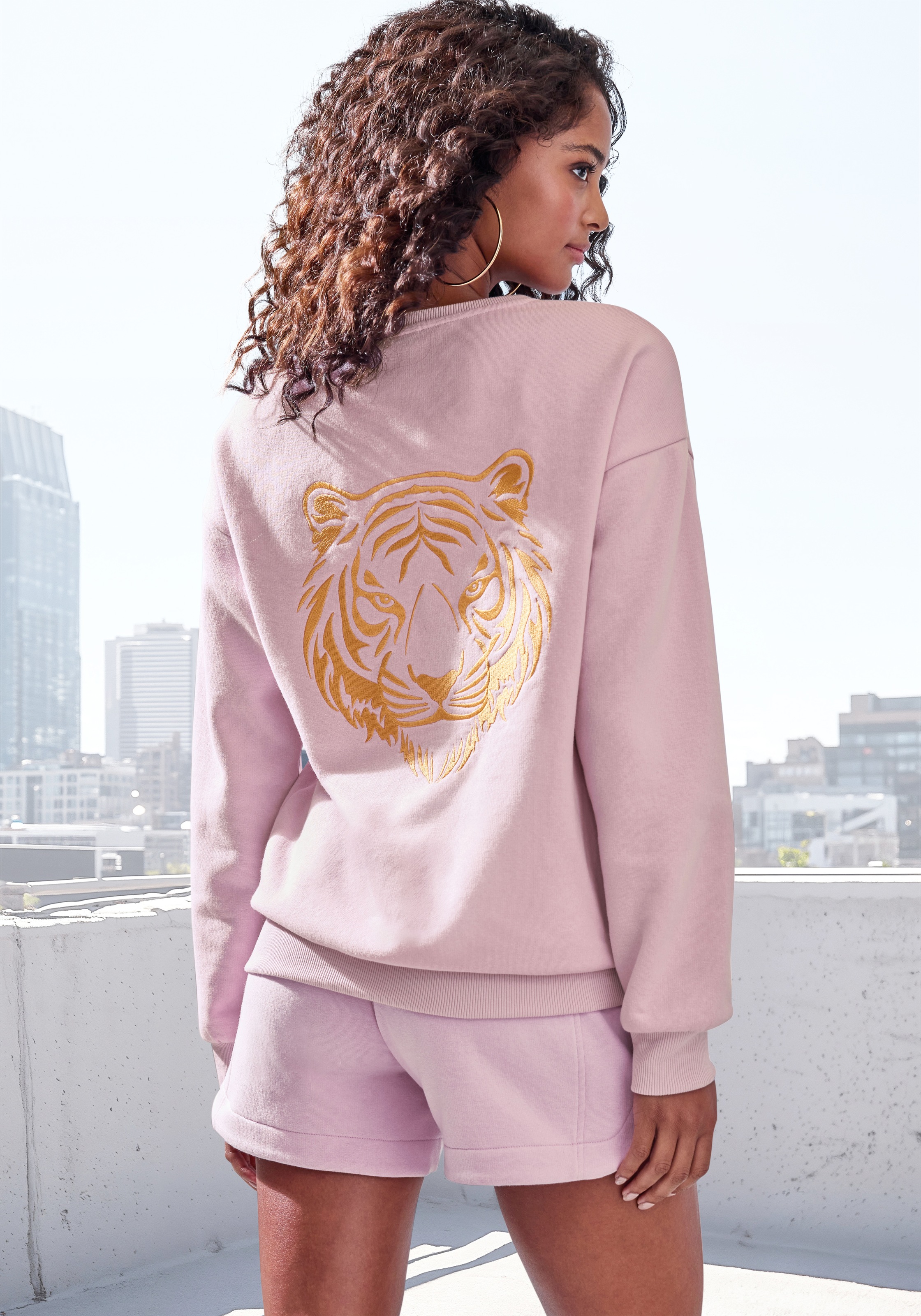 Buffalo Sweater , mit toller Stickerei auf der Rückseite
