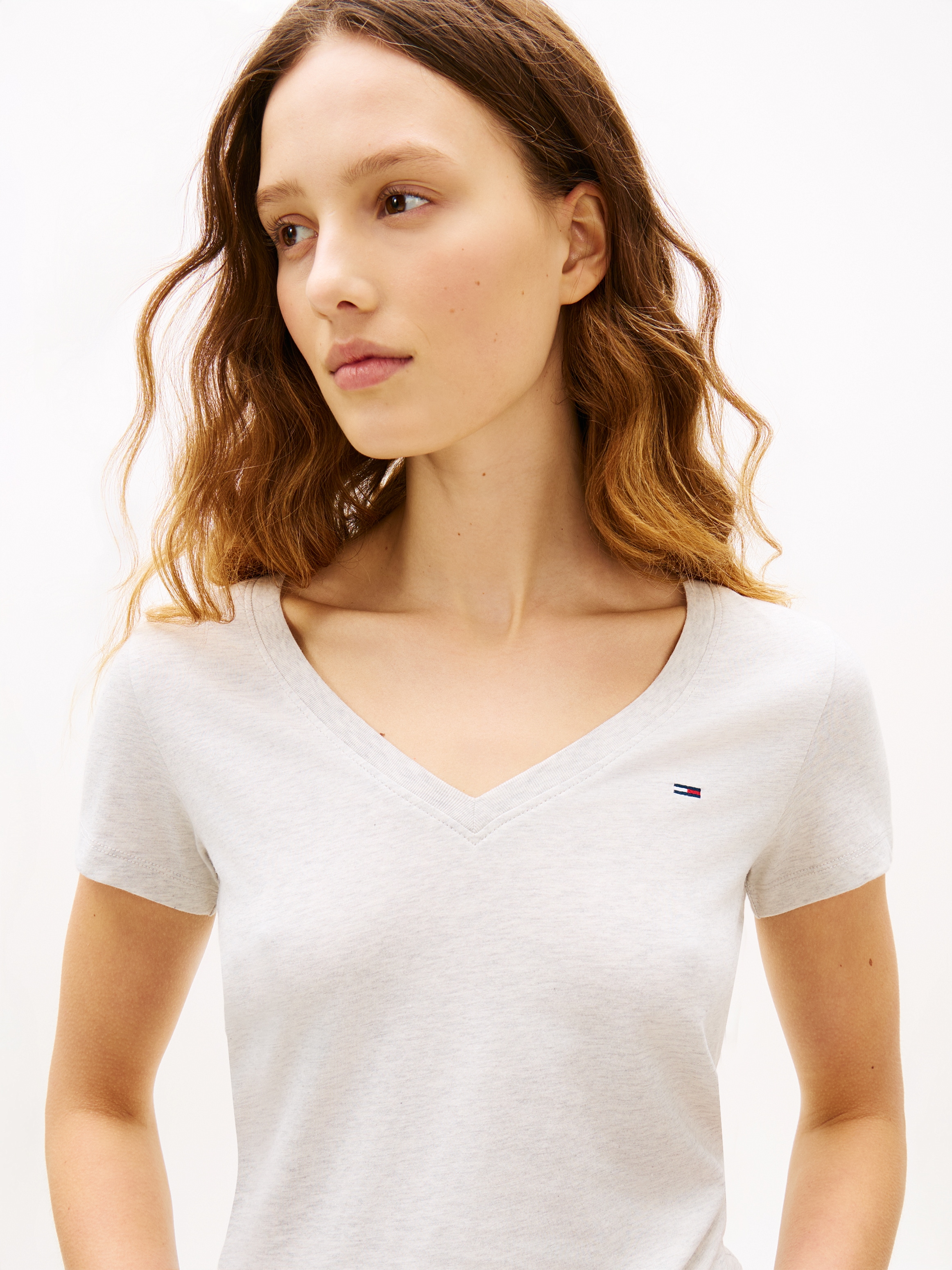 Tommy Jeans Kurzarmshirt »TJW SLIM V-NECK TEE« mit Logo-Stickerei