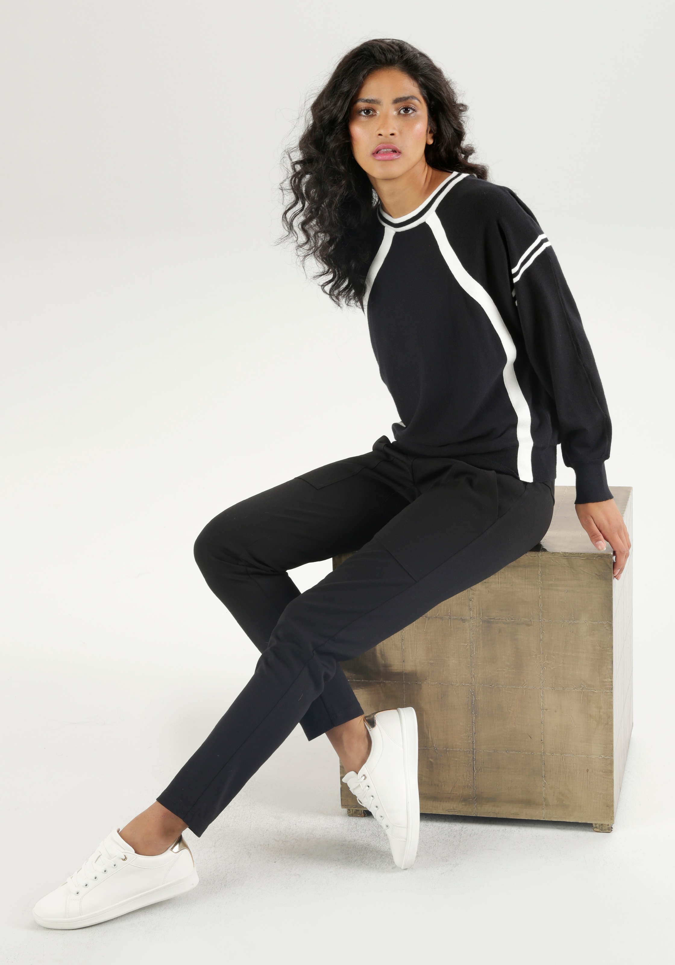 Aniston SELECTED Strickpullover, mit sportiven weißen Streifen