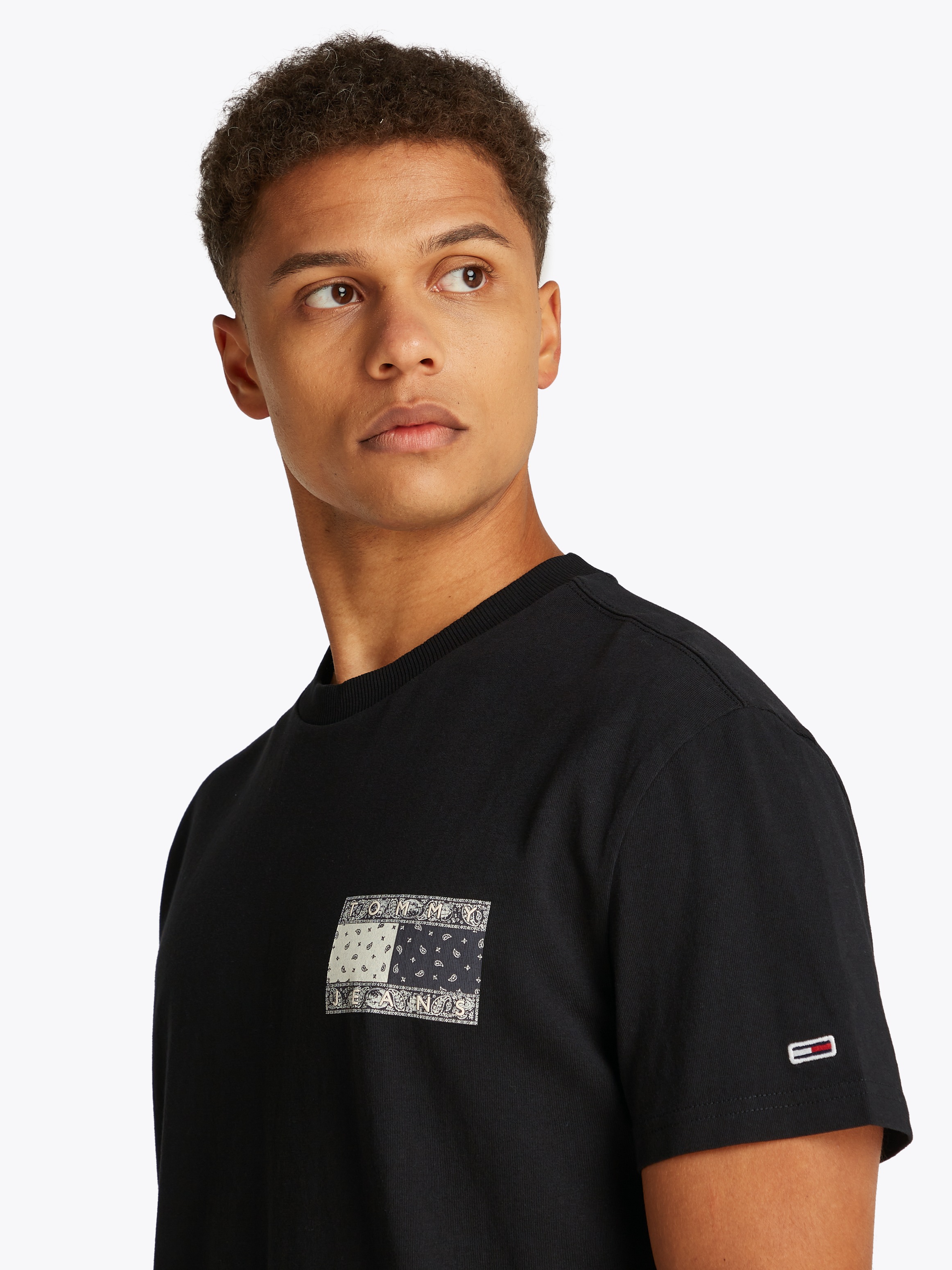 Tommy Jeans Kurzarmshirt »TJM REG PAISLEY FLAG TEE EXT«, Mit Rundhalsausschnitt