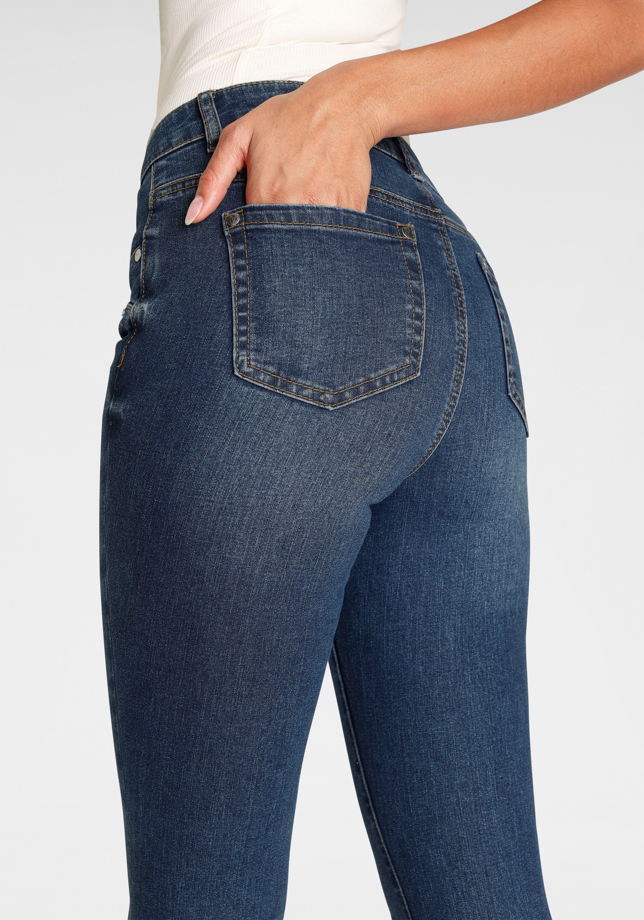 Bruno Banani 5-Pocket-Jeans, mit offenem Saum  NEUE KOLLEKTION