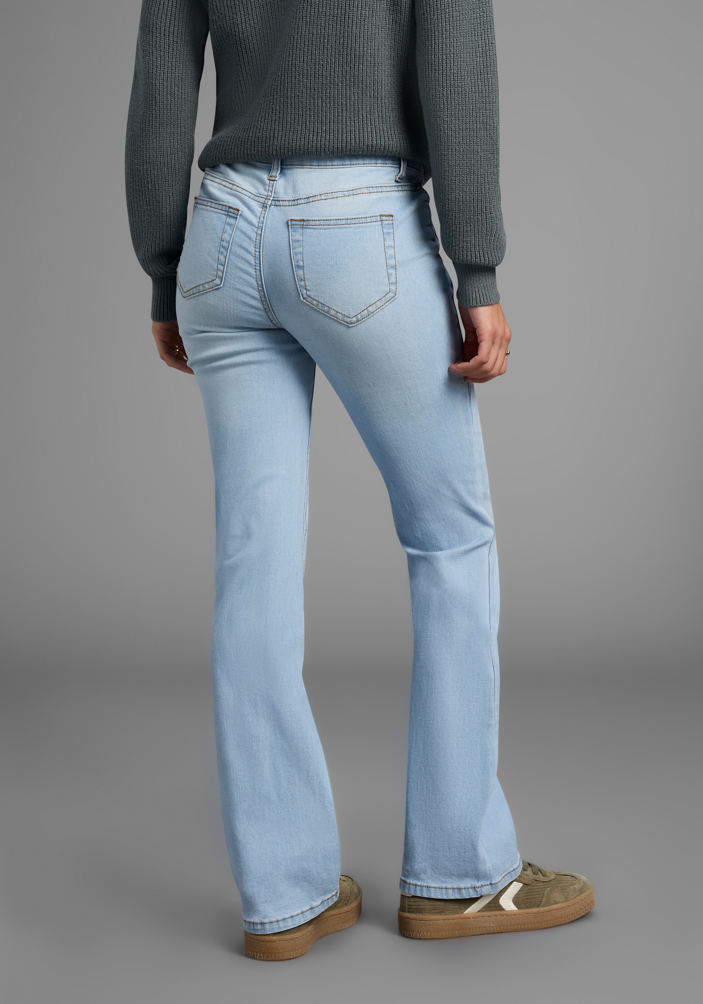 Arizona Bootcut-Jeans »mit Keileinsätzen«, ausgestellte Beinform, niedrige Leibhöhe, elastisches Material
