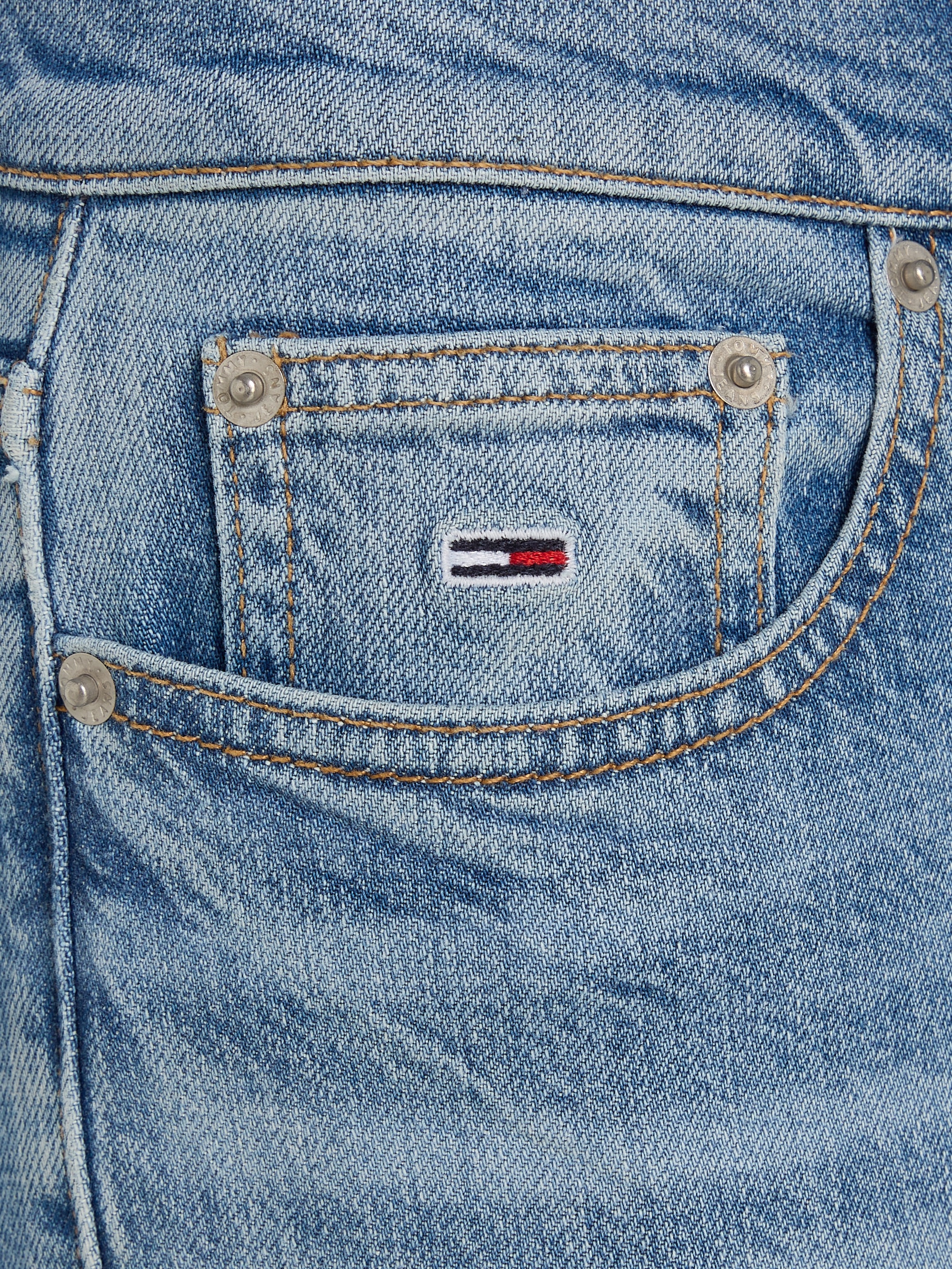 Tommy Jeans ♕ und »MADDIE BC Bootcut-Jeans bei Logobadge mit MR DG5161«, Logostickerei