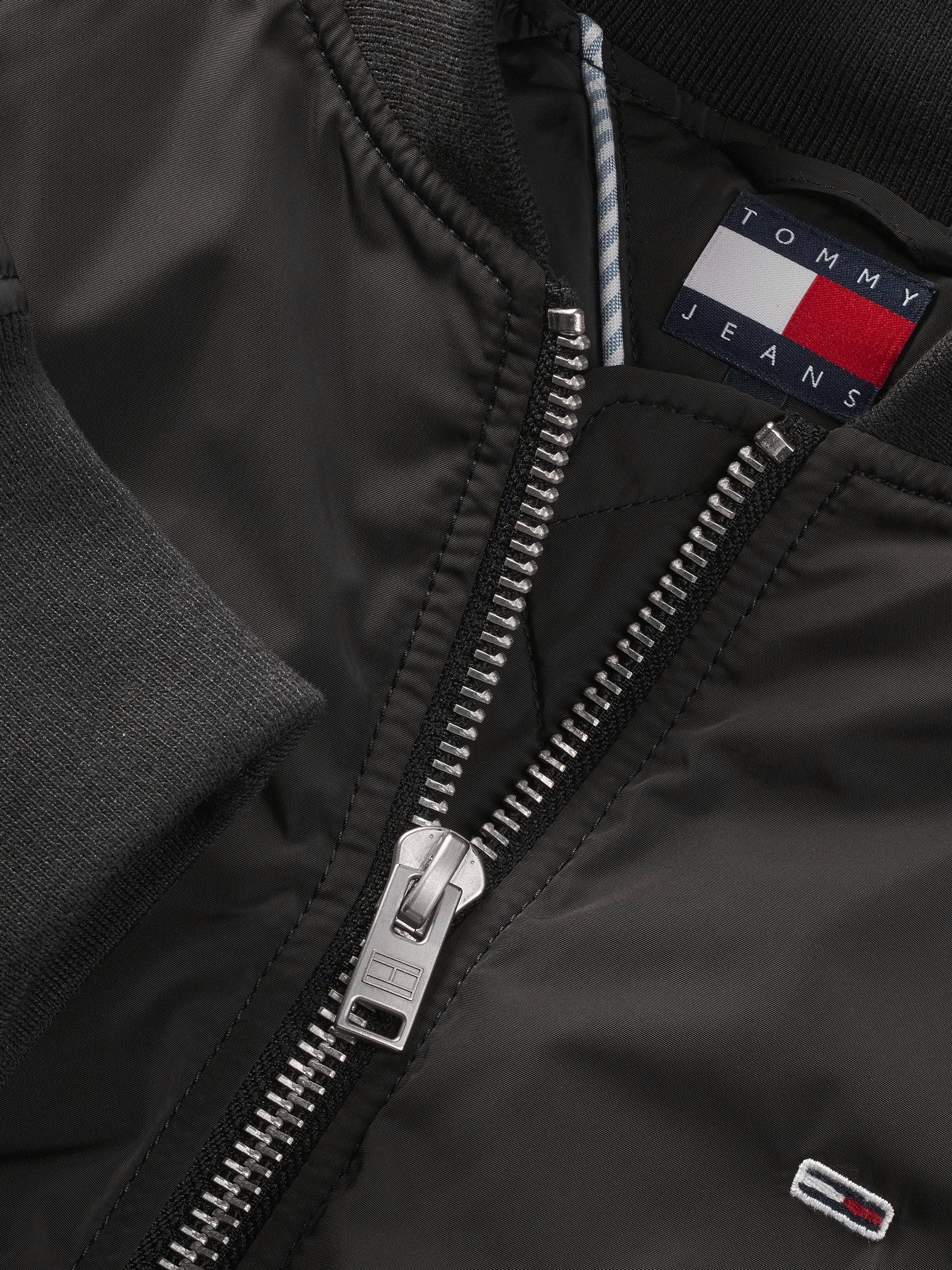Tommy Jeans Bomberjacke, mit leichter Wattierung, mit Logostickerei