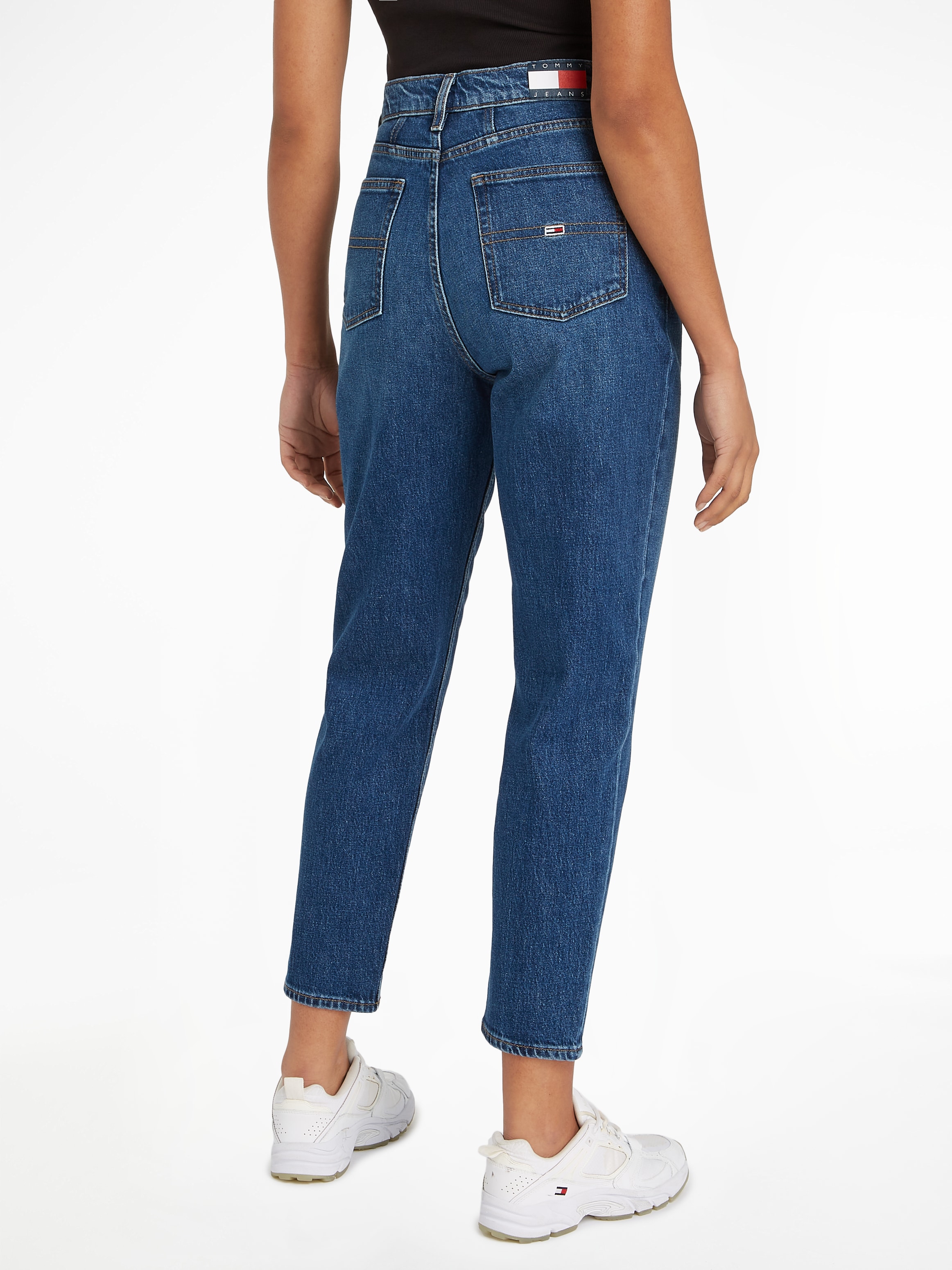 Tommy Jeans Mom-Jeans »Tommy Jeans - High waist - Mom-Jeans«, Mom Jeans mit hoher Taille und Tommy Jeans Logo-Badge