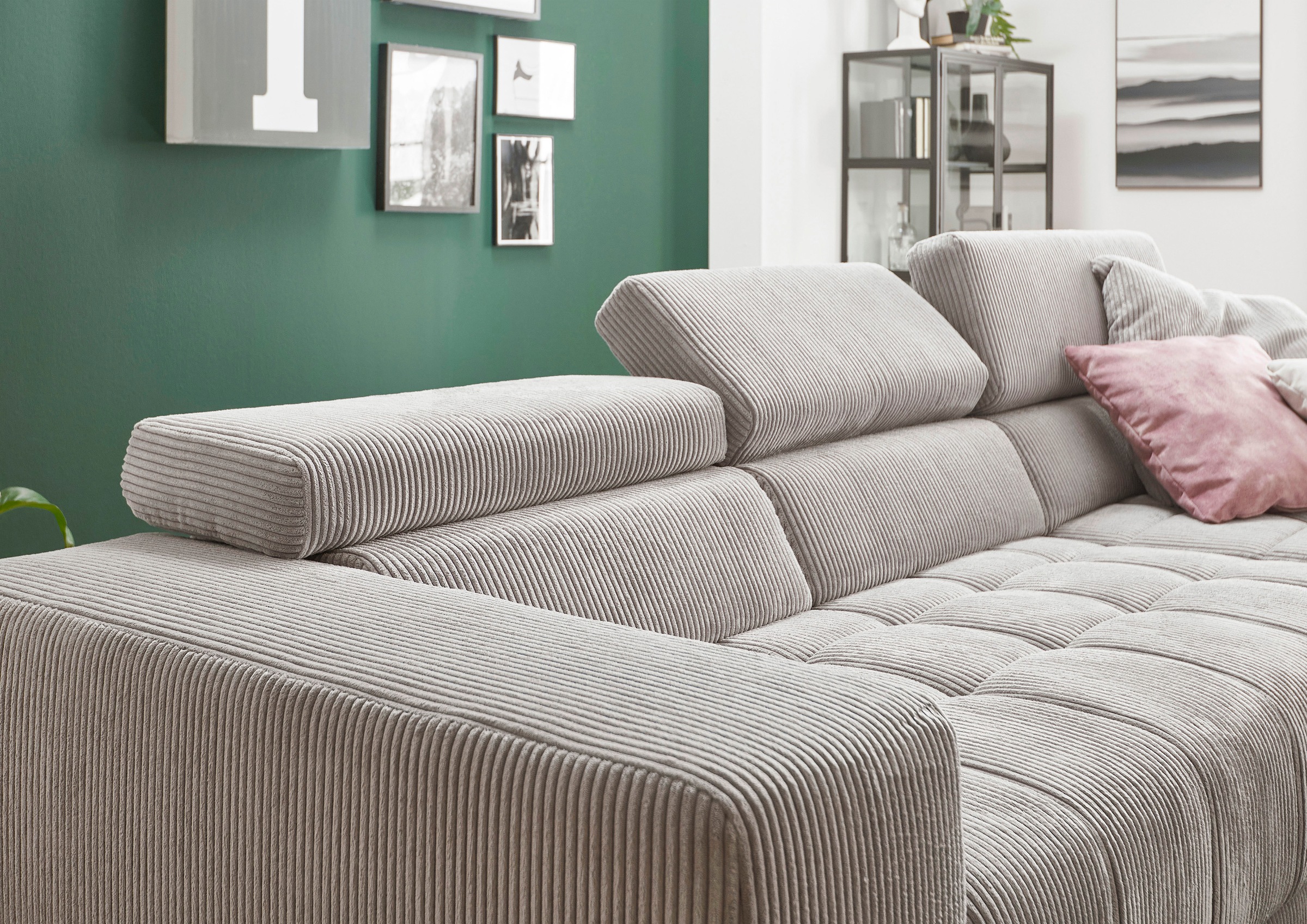 Die PlanBar Ecksofa »MP-IN15053 L-Form schmaler Schenkel« mit Kopfteilverstellung, wahlweise mit manueller Vorziehbank