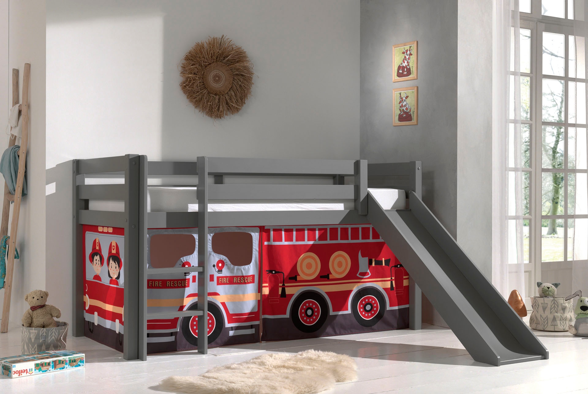 Vipack Spielbett »Pino, Kiefer massiv, mit Rolllattenrost u. Textil-Set, Made in Europe«, (B/H/T ca. 210x114x218cm, mit Absturzschutz, Leiter und Rutsche), verschiedene Textil-Designs und Holzfarben zur Wahl
