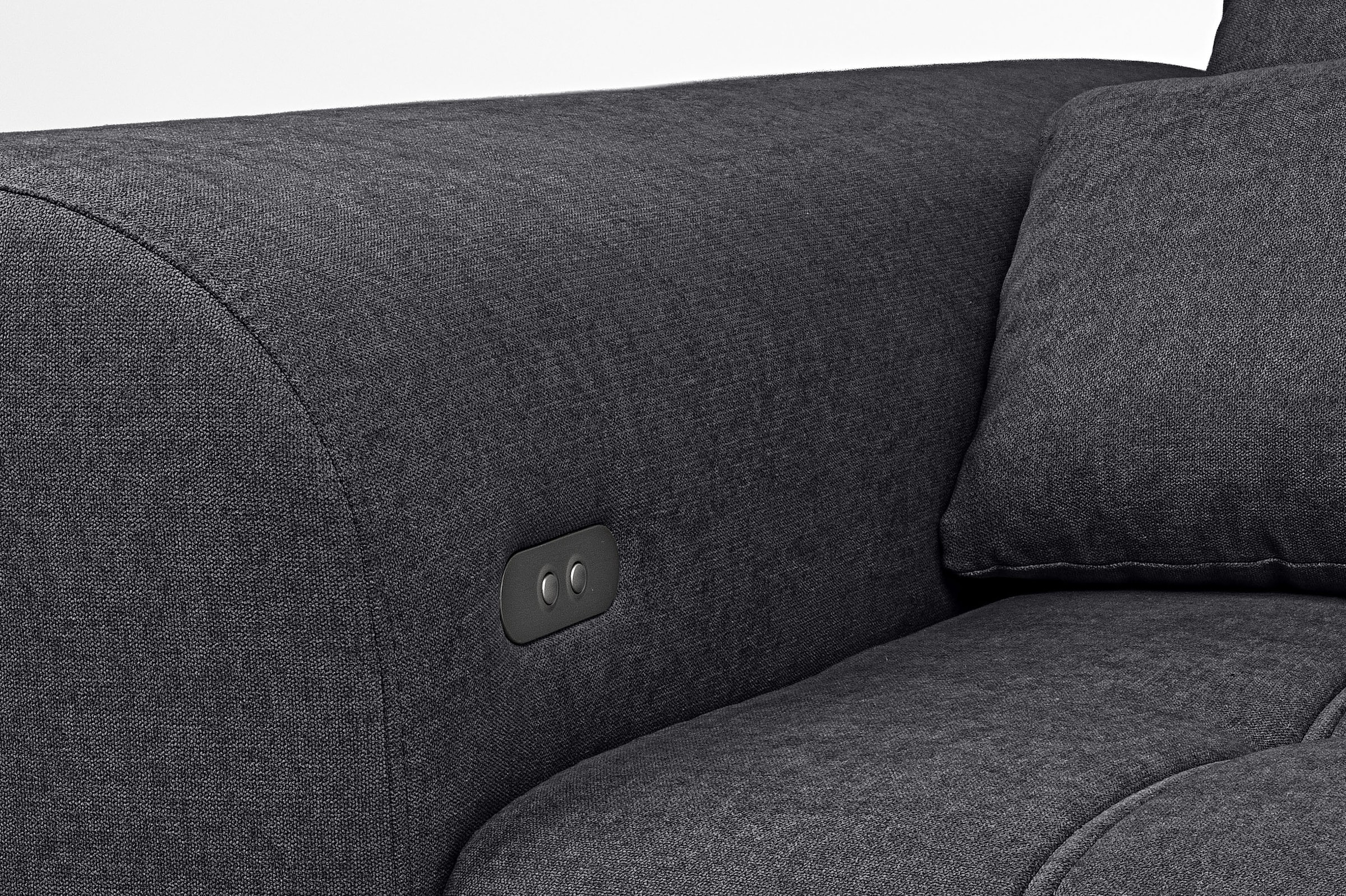 WERK2 Ecksofa »Garay, XXL-Liegefläche: elektrisch ausziehbar auf ca. 228×126 cm« Luxus in Übergröße: XXL-Liegefläche, Komfort-Ottomane & stilvolle Füße