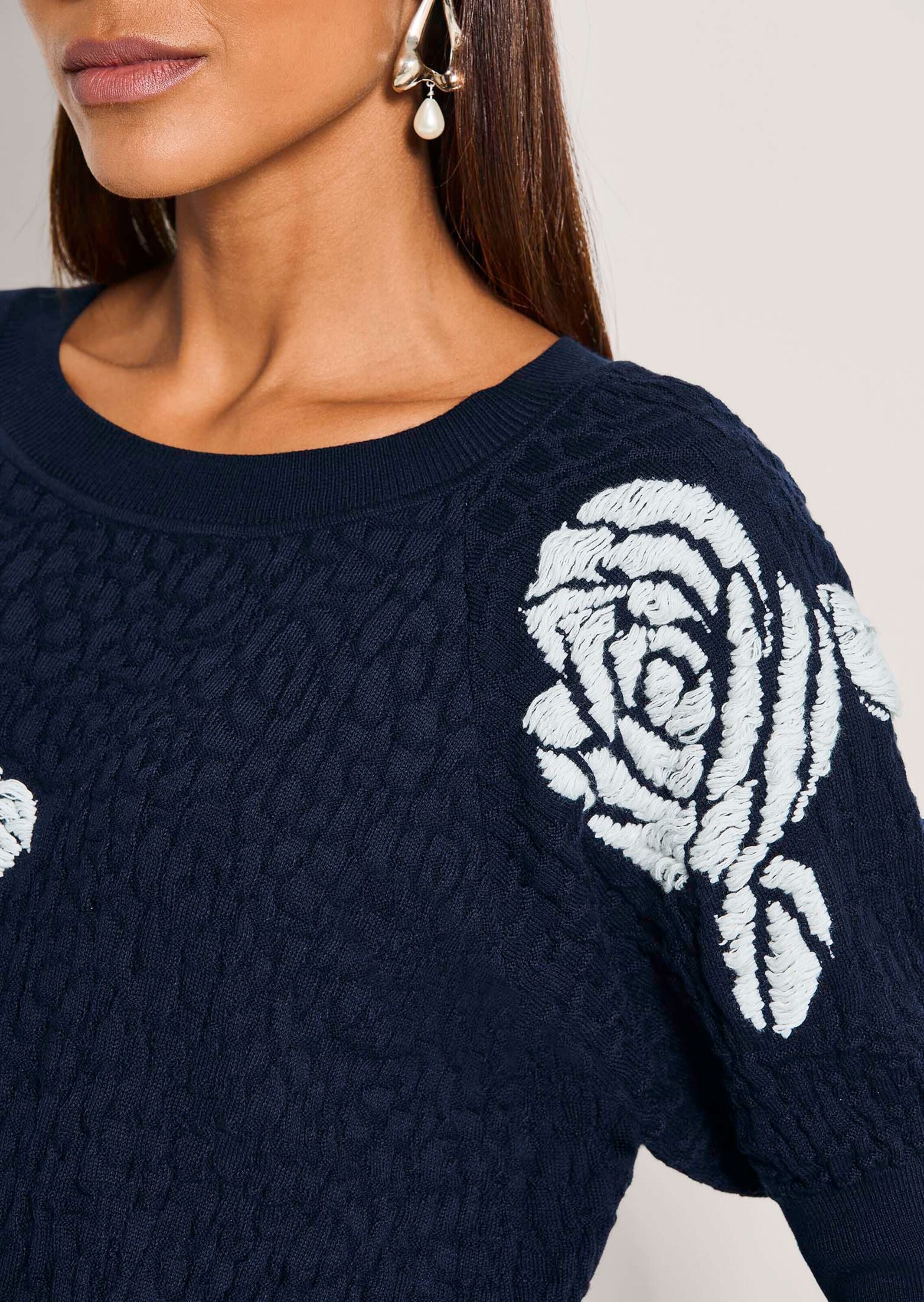 MADELEINE Longpullover »Cloqué-Pullover Feinstrickpullover mit Blütenmuster« Cloque-Optik