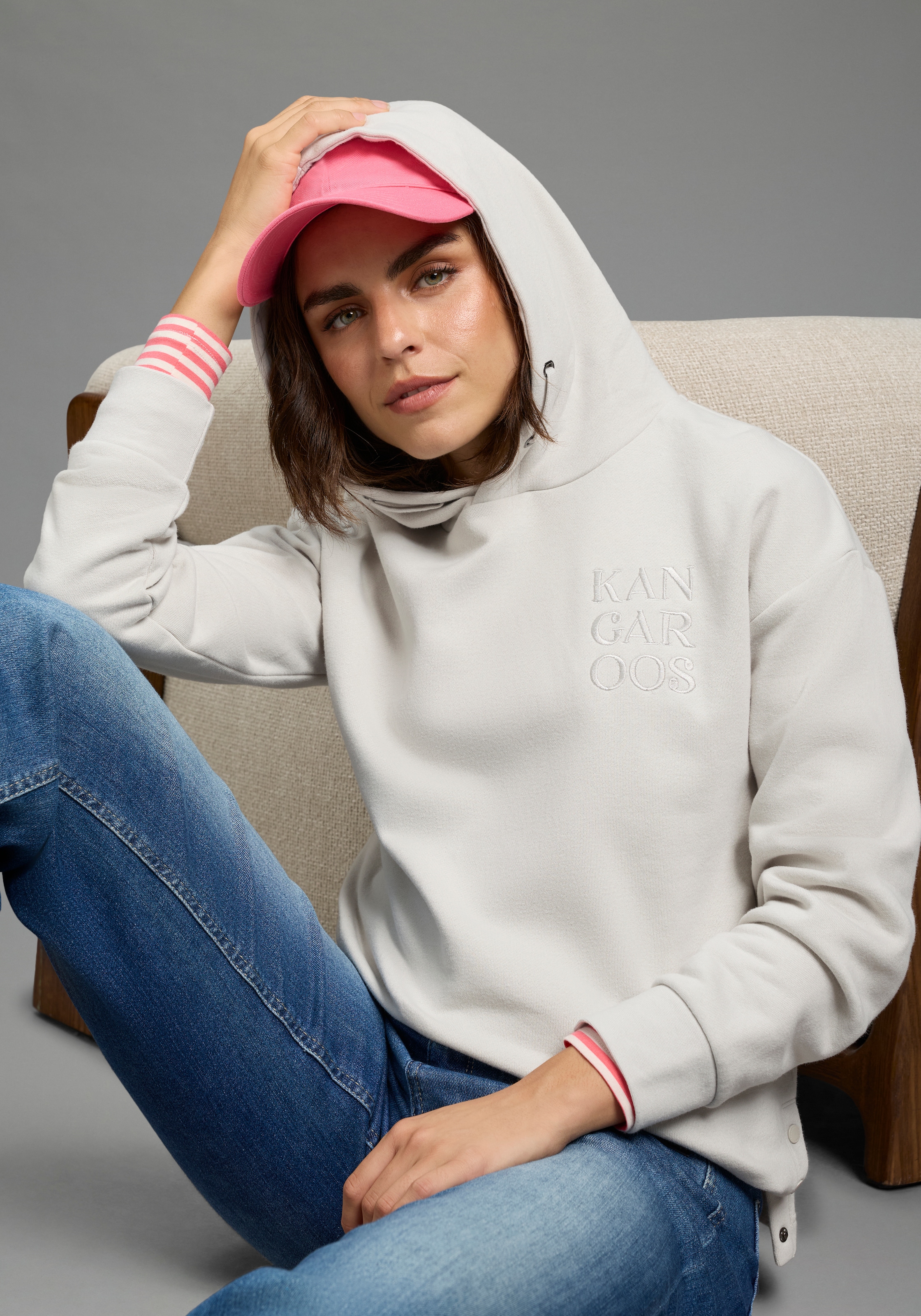 KangaROOS Kapuzensweatshirt , mit Rippbündchen an Ärmeln und Saum, lässig geschnitten, hüftbedeckend
