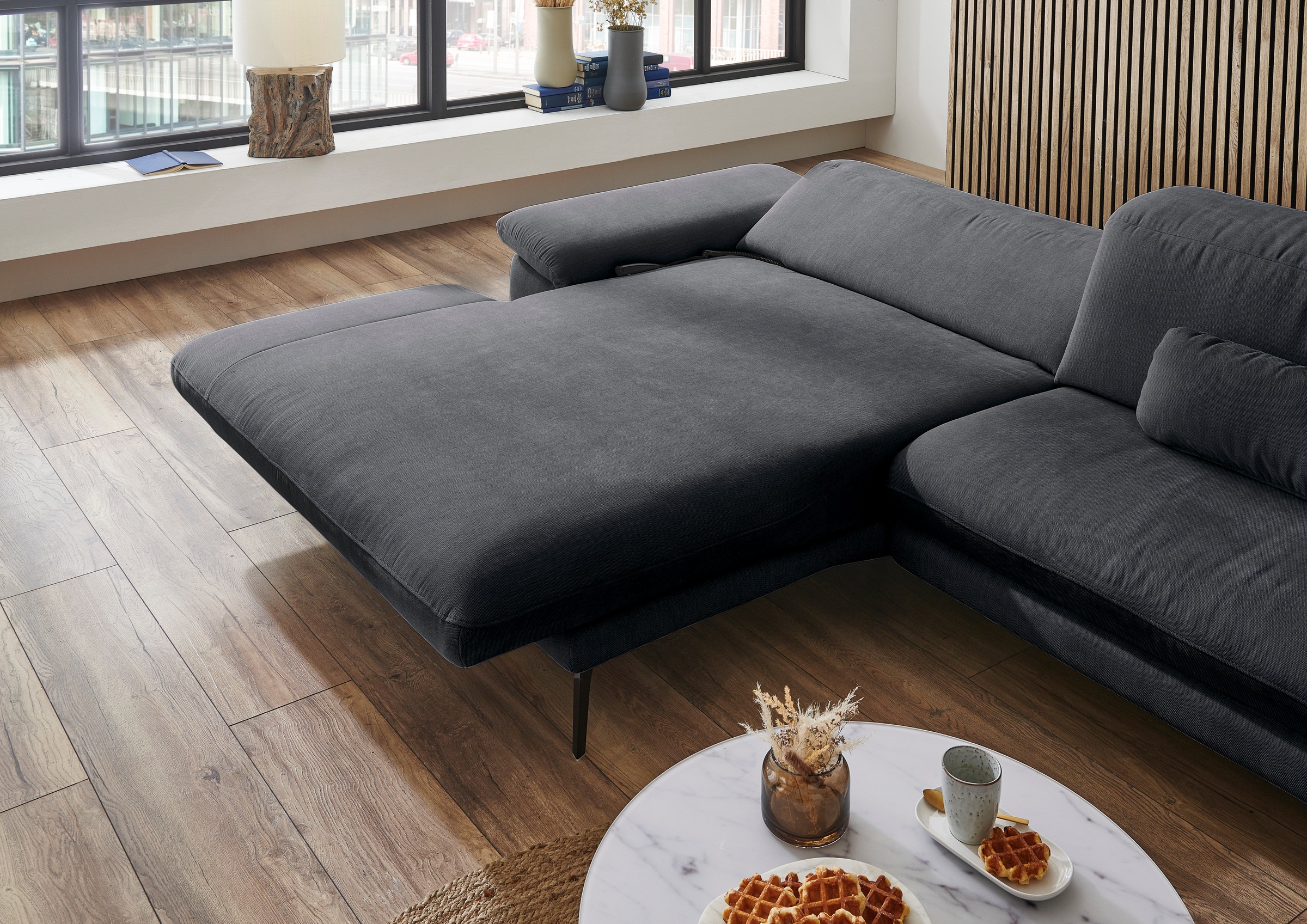 Die PlanBar Ecksofa »MP-IN22025 L-Form«, mit Kopfteilverstellung, wahlweise mit motorischem Canape