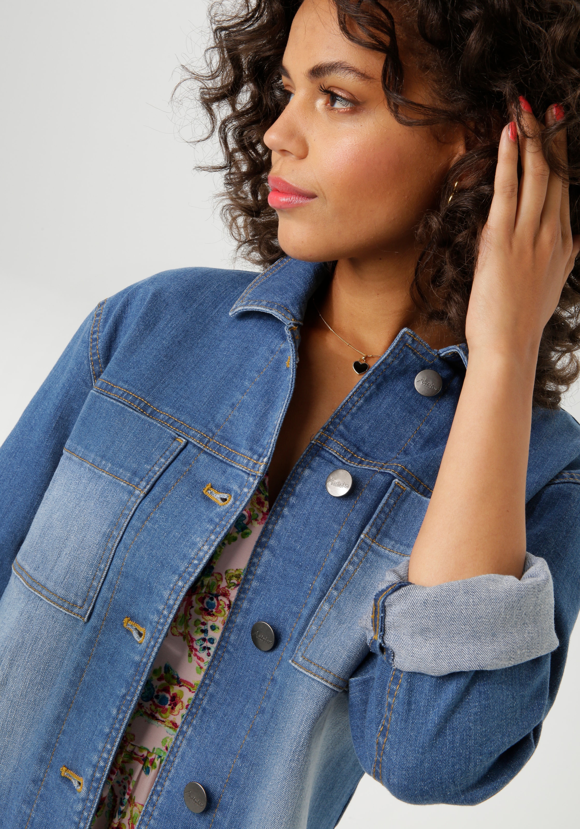 Aniston CASUAL Jeansjacke, in trendiger Used-Waschung