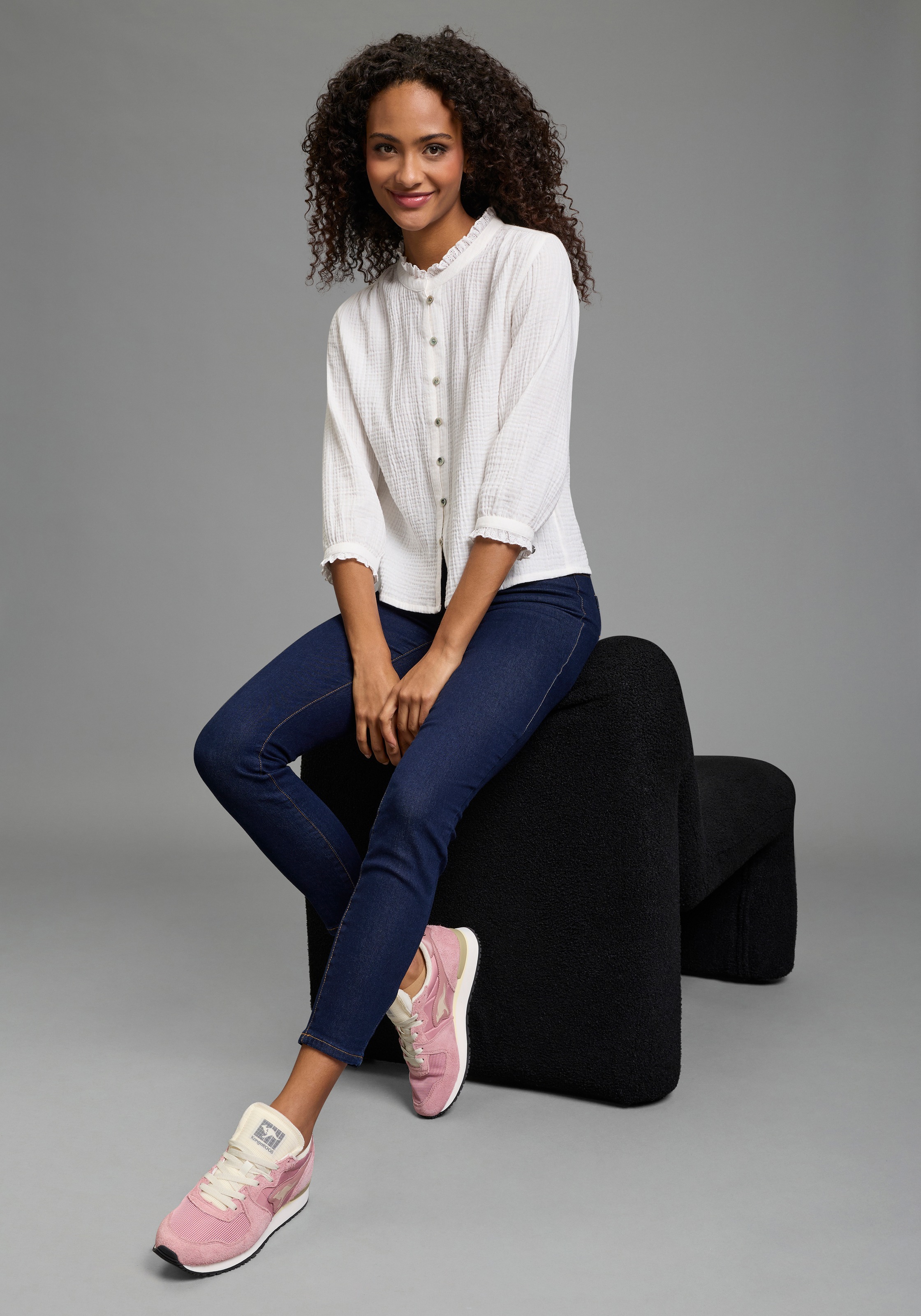 KangaROOS Rüschenbluse hüftlange Bluse, mit 3/4-Ärmeln, mit Rüschen am Ärmelabschluss