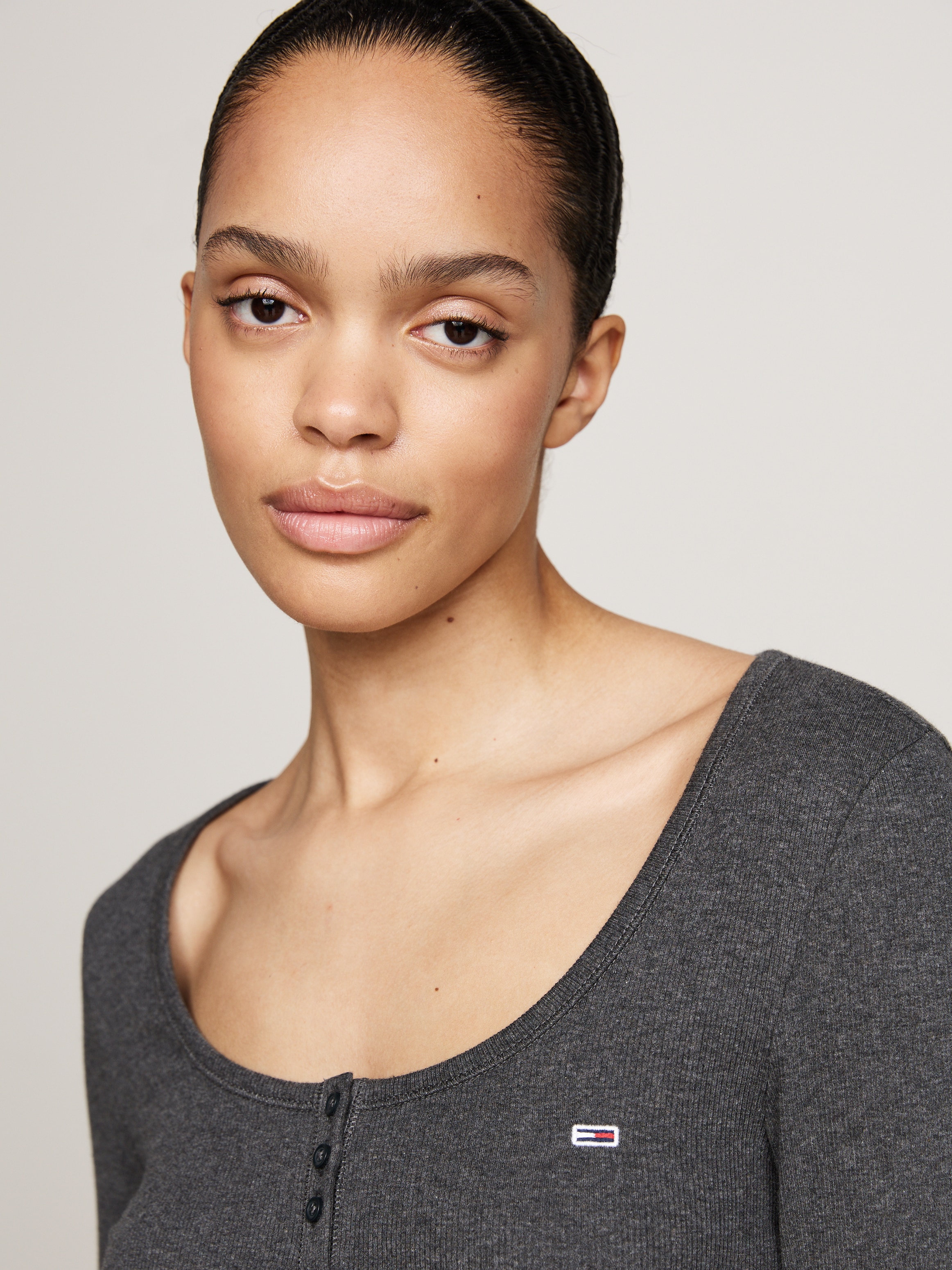 Tommy Jeans Langarmshirt »TJW MELANGE HENLEY LS EXT«, in melierter Optik, mit Logostickerei