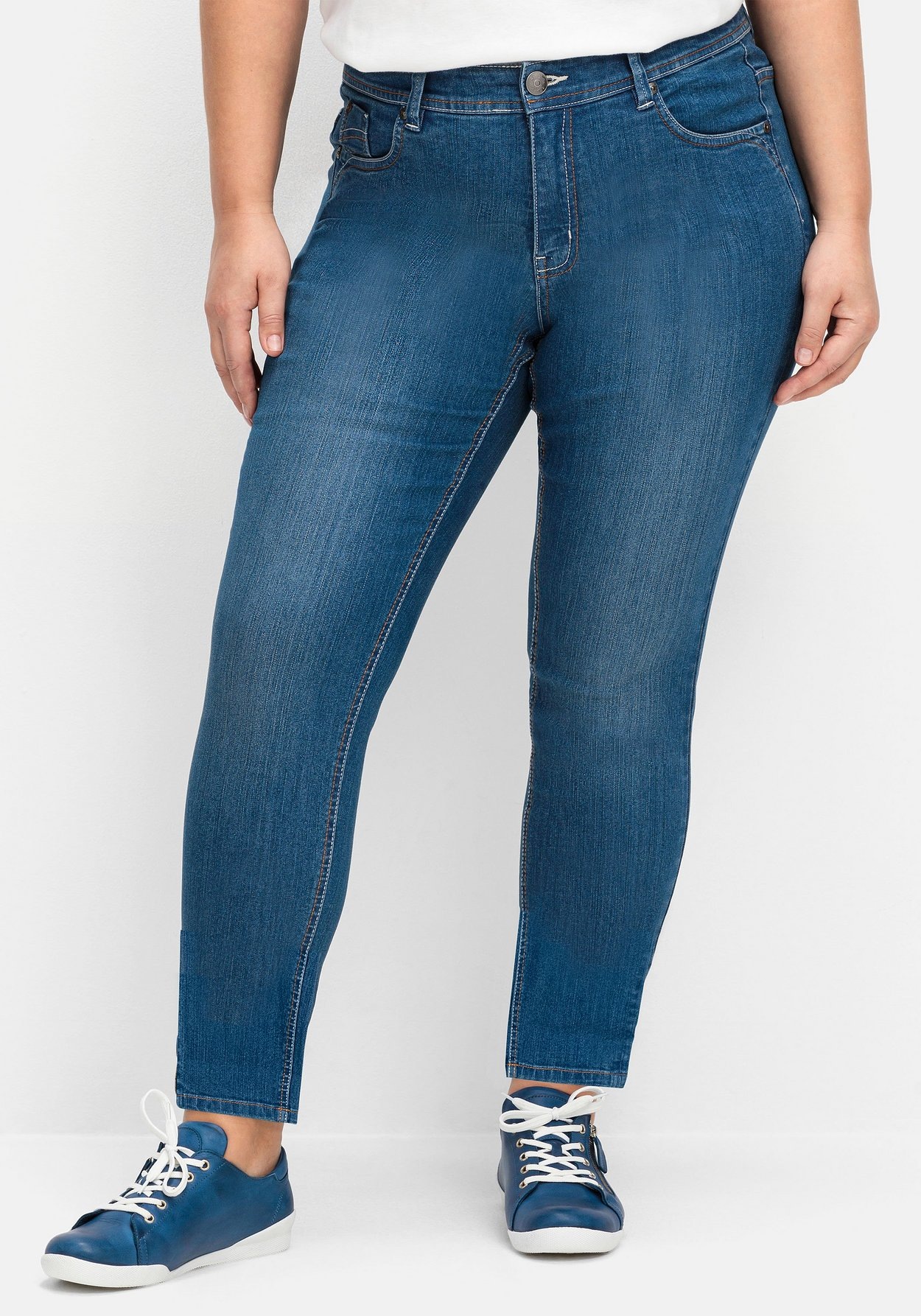 Sheego Stretch-Jeans »Jeans »Die Schmale« mit zweifarbigen Kontrastnähten«
