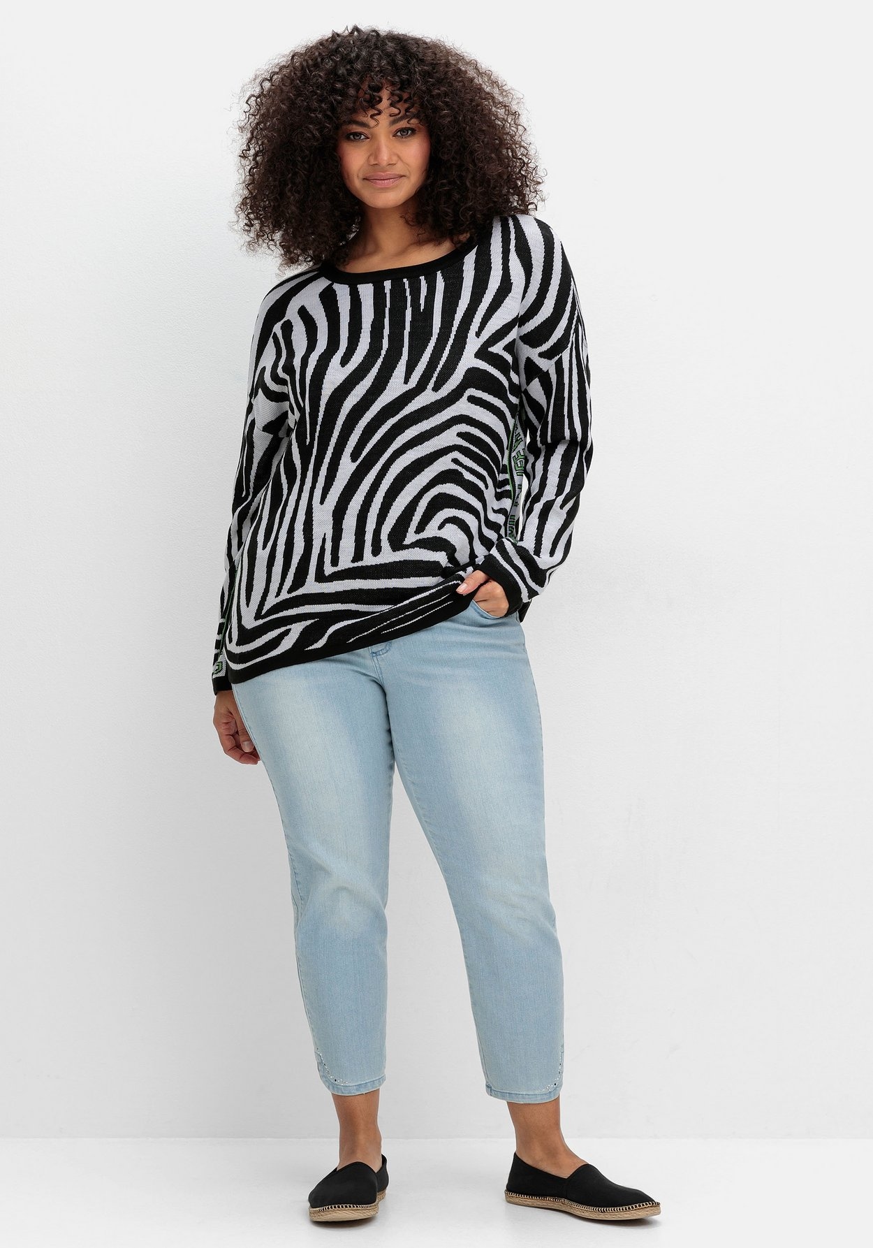 Sheego Rundhalspullover »Pullover mit Zebramuster und Kontrastdetails«