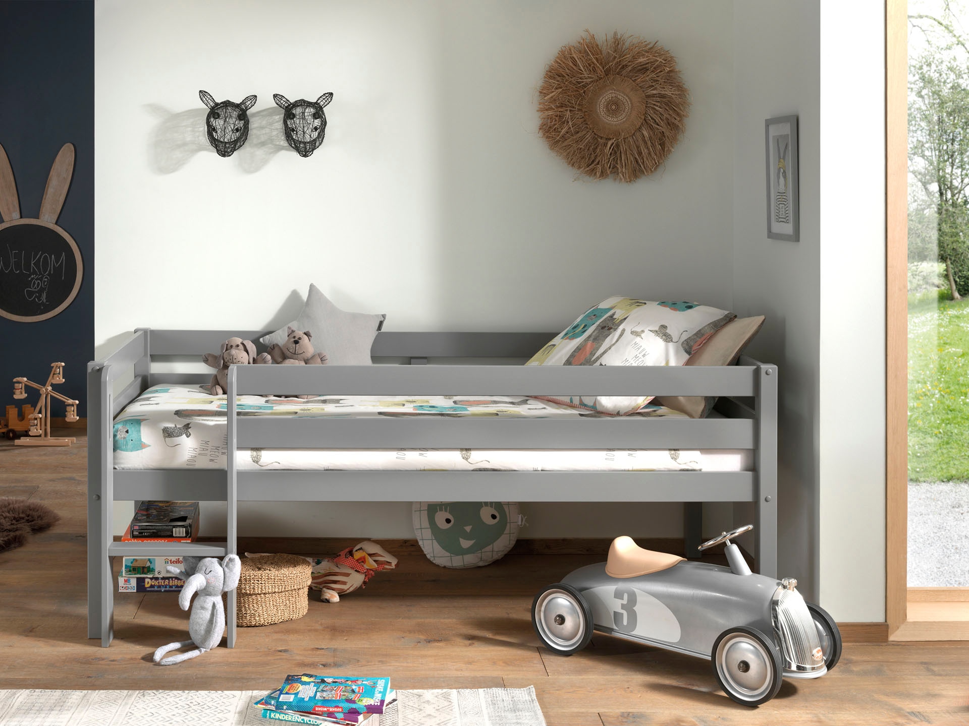 Vipack Spielbett »Vipack Pino«, (Made in Europe), Niedriges Spielbett mit LF 90 x 200 cm, Ausf. weiß oder grau lackiert