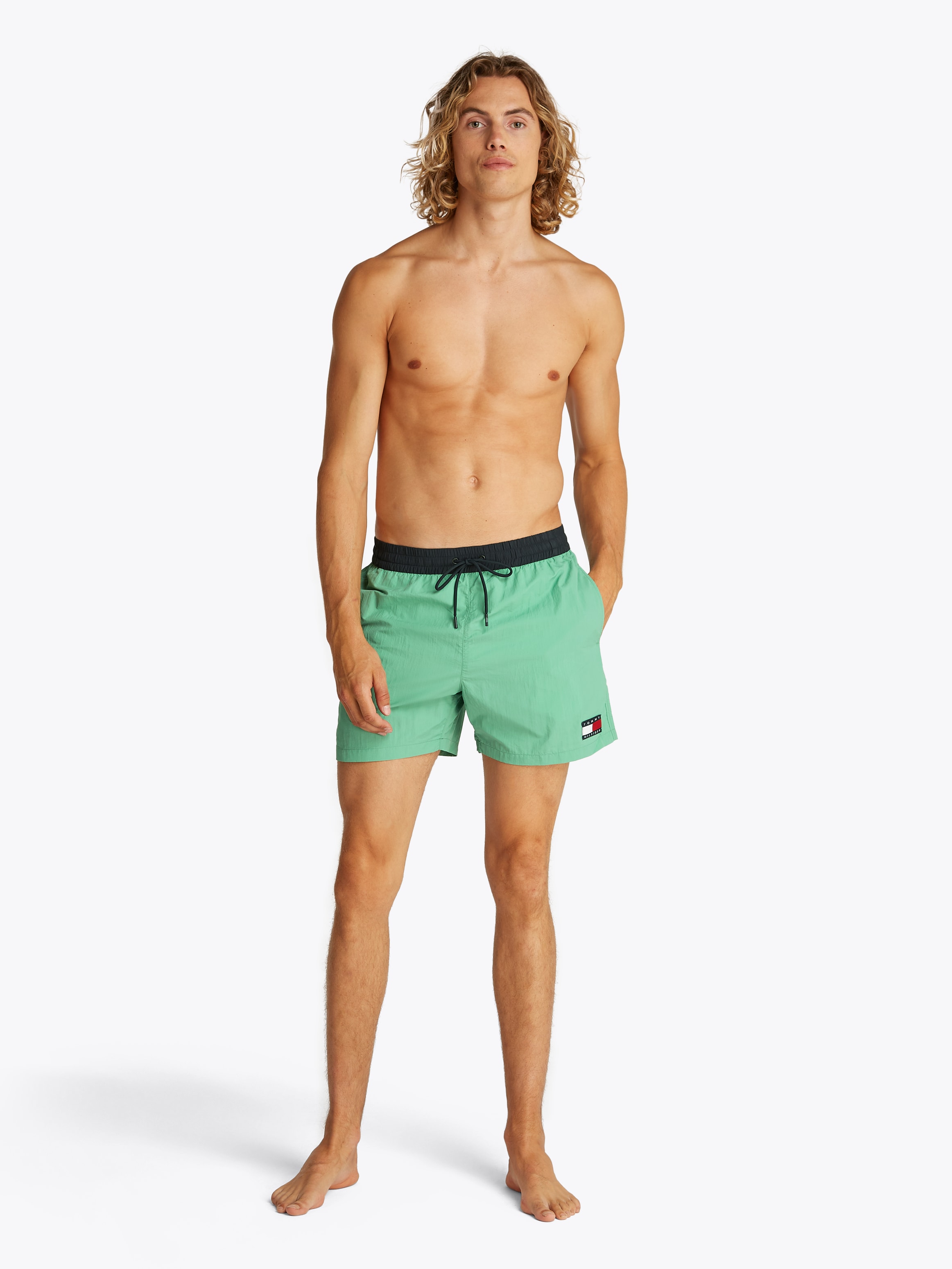 Tommy Hilfiger Swimwear Badeshorts »MEDIUM DRAWSTRING«, mit Logo-Patch, mit kontrastfarbenem Bund