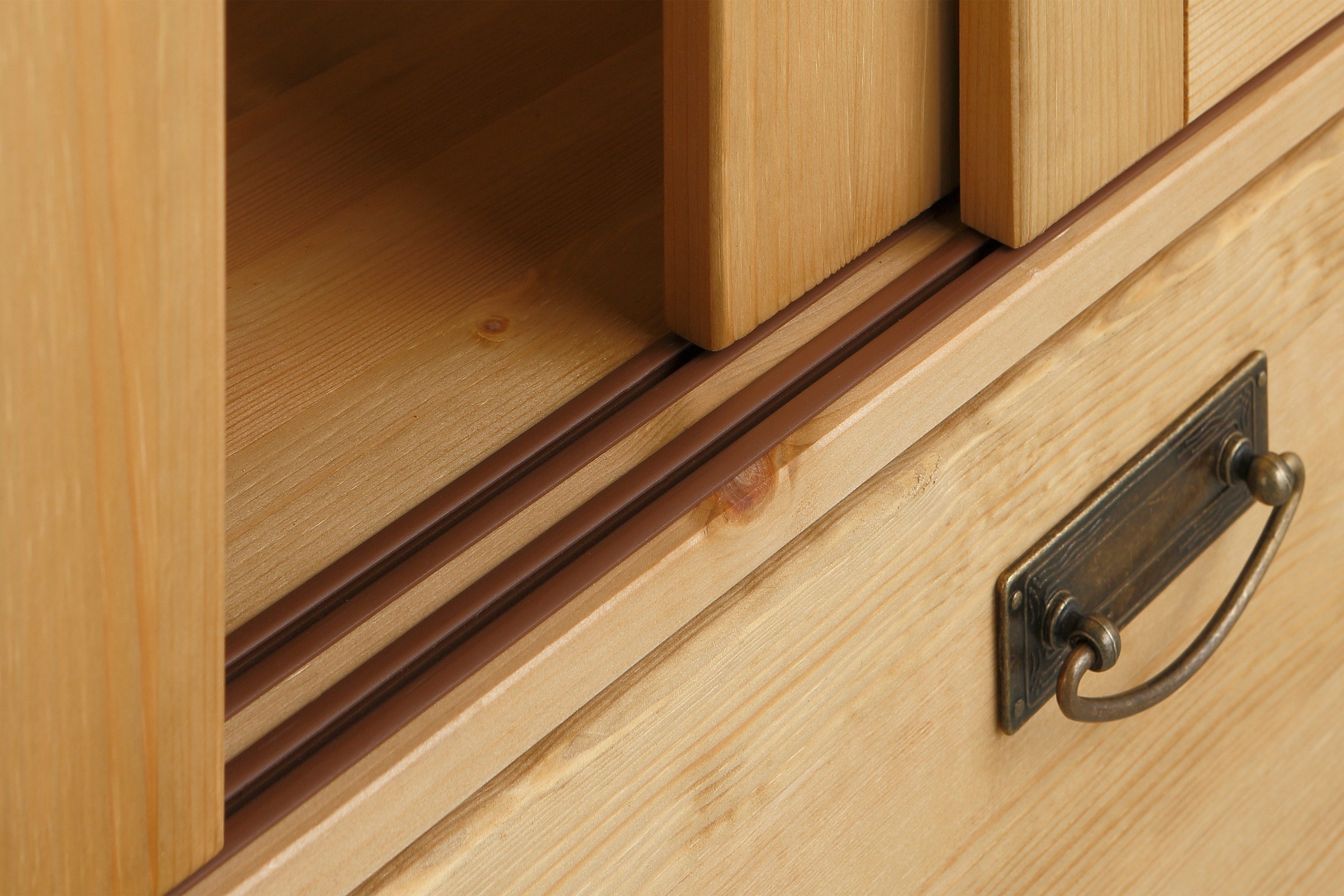 Home affaire Schiebetürenschrank »Konrad, Landhausstil, rustikal, mit Schubladen + Spiegel, Kassetten« 3 Breiten: 153/202/249 cm  H/T ca.207/64 cm,  massive Kiefer, FSC®-zertifiziert, Messinggriffe, mehrere Varianten