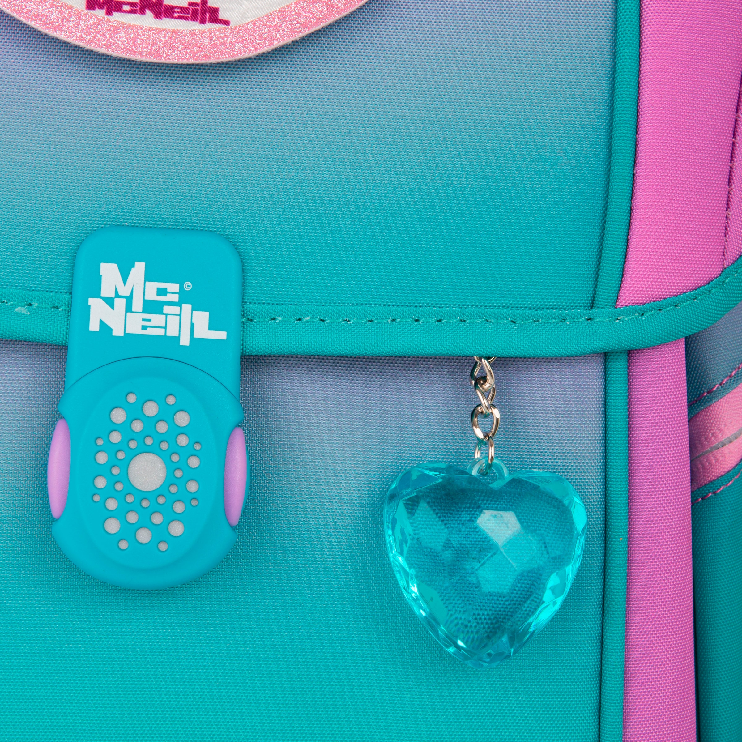 McNeill Schulranzen »Perfecto, Blueberry« reflektierende Streifen auf den Schultergurten;retroreflektierende Flächen inkl. Federmäppchen, Turnbeutel, Schlamperrolle & Motivmagnet