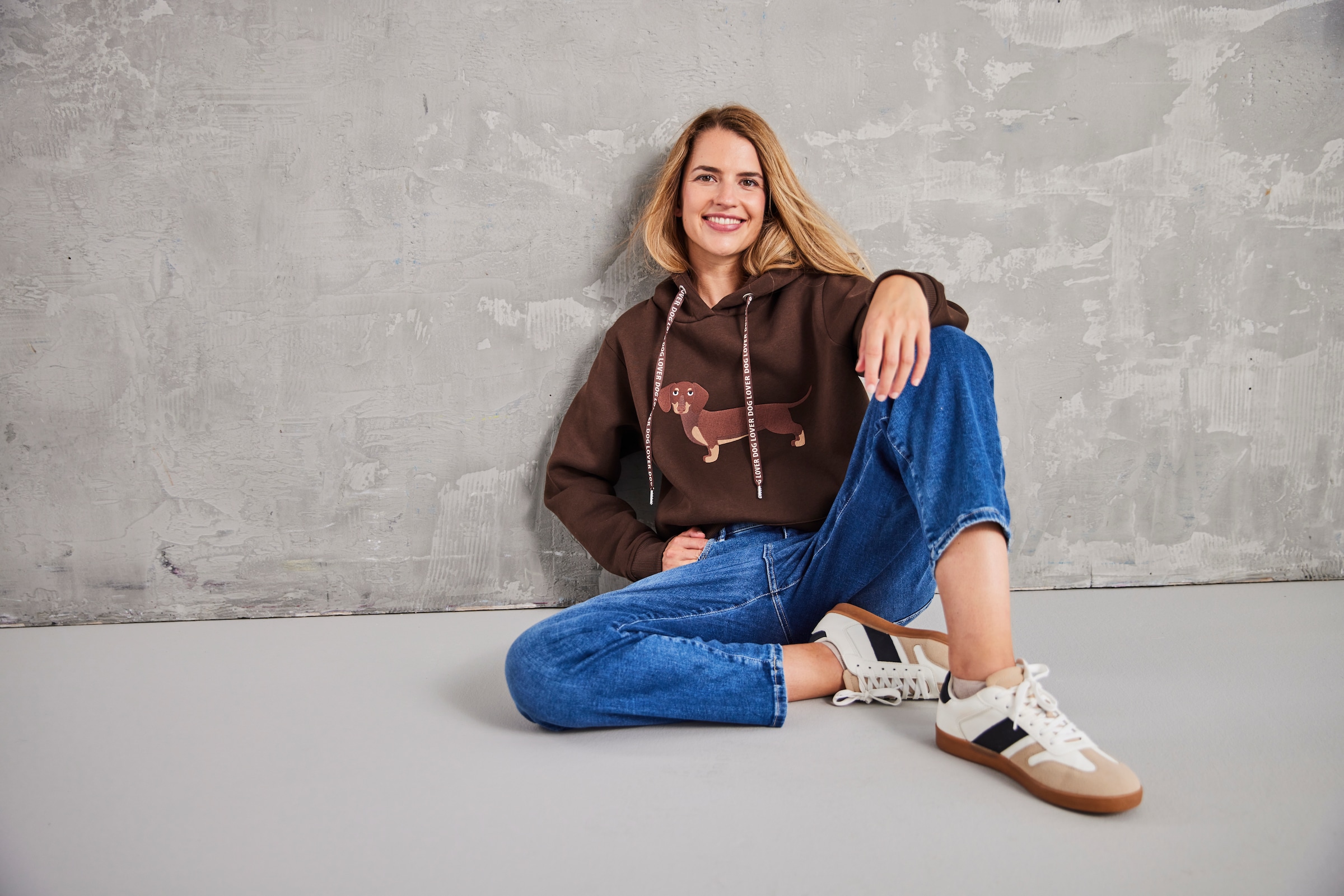 Zwillingsherz Hoodie »"Dackel"«, Stickerei vorne, weiche Fleeceinnenseite, bedruckte Kordel
