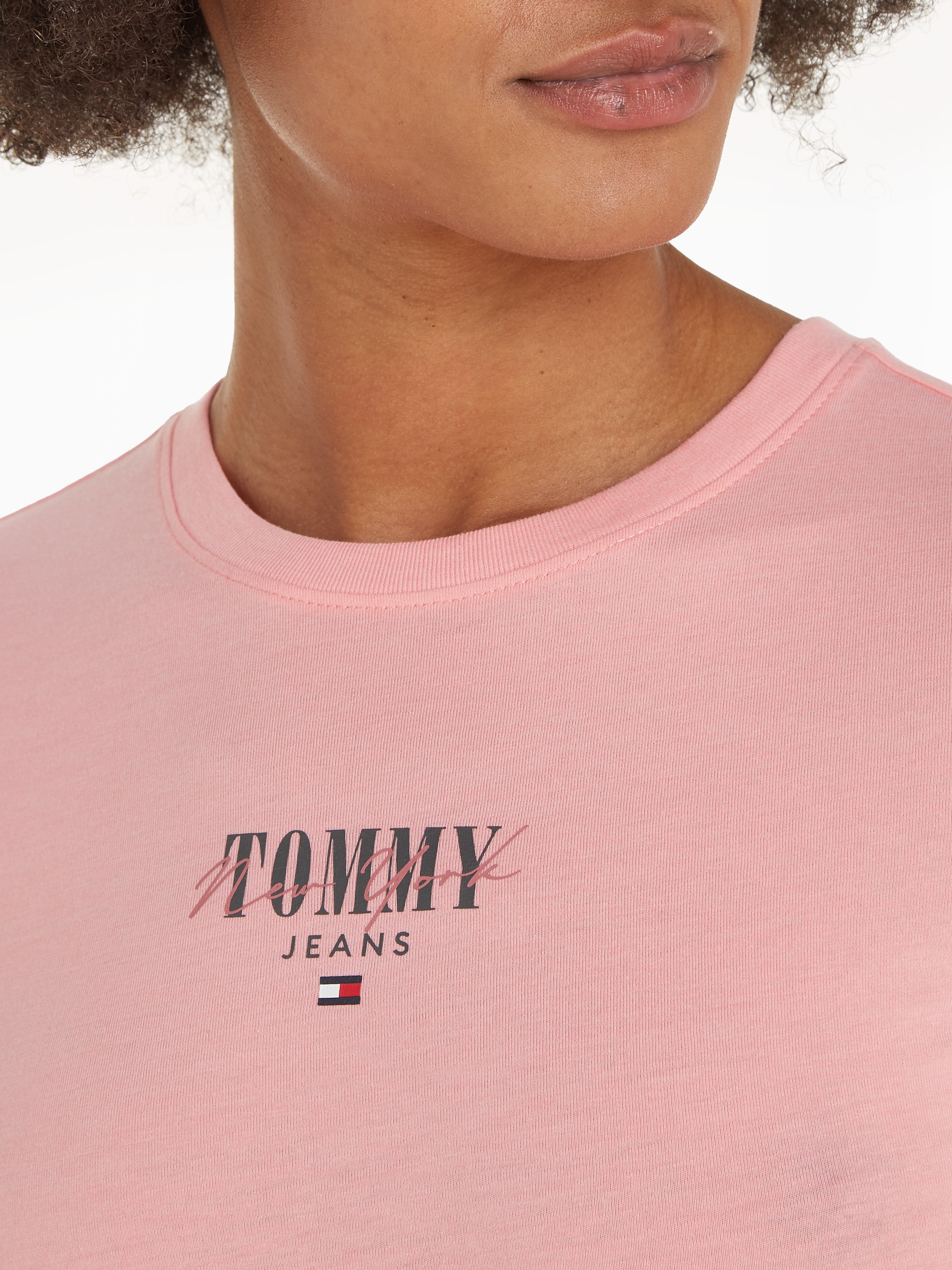 Tommy Jeans Rundhalsshirt »Rib Slim Essential Logo«, Rippshirt, feines Jersey Rippe, elastisch mit Tommy Jeans Logo