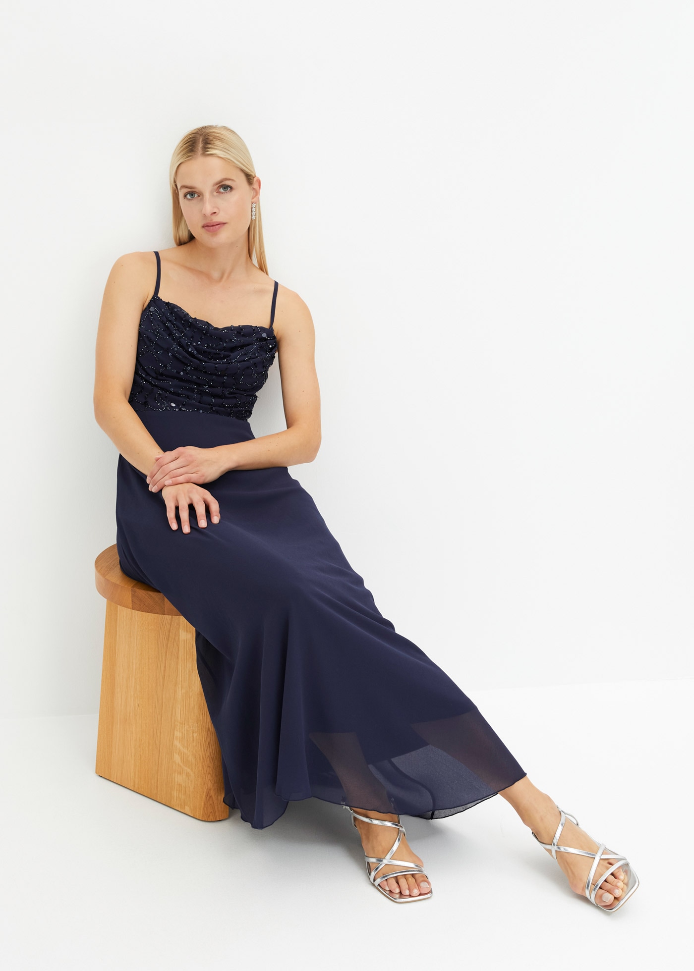 bonprix Trägerkleid »Trägerkleid mit Paillettenstickerei« für festliche Anlässe, mit Tüllrock, ausgestellte Passform