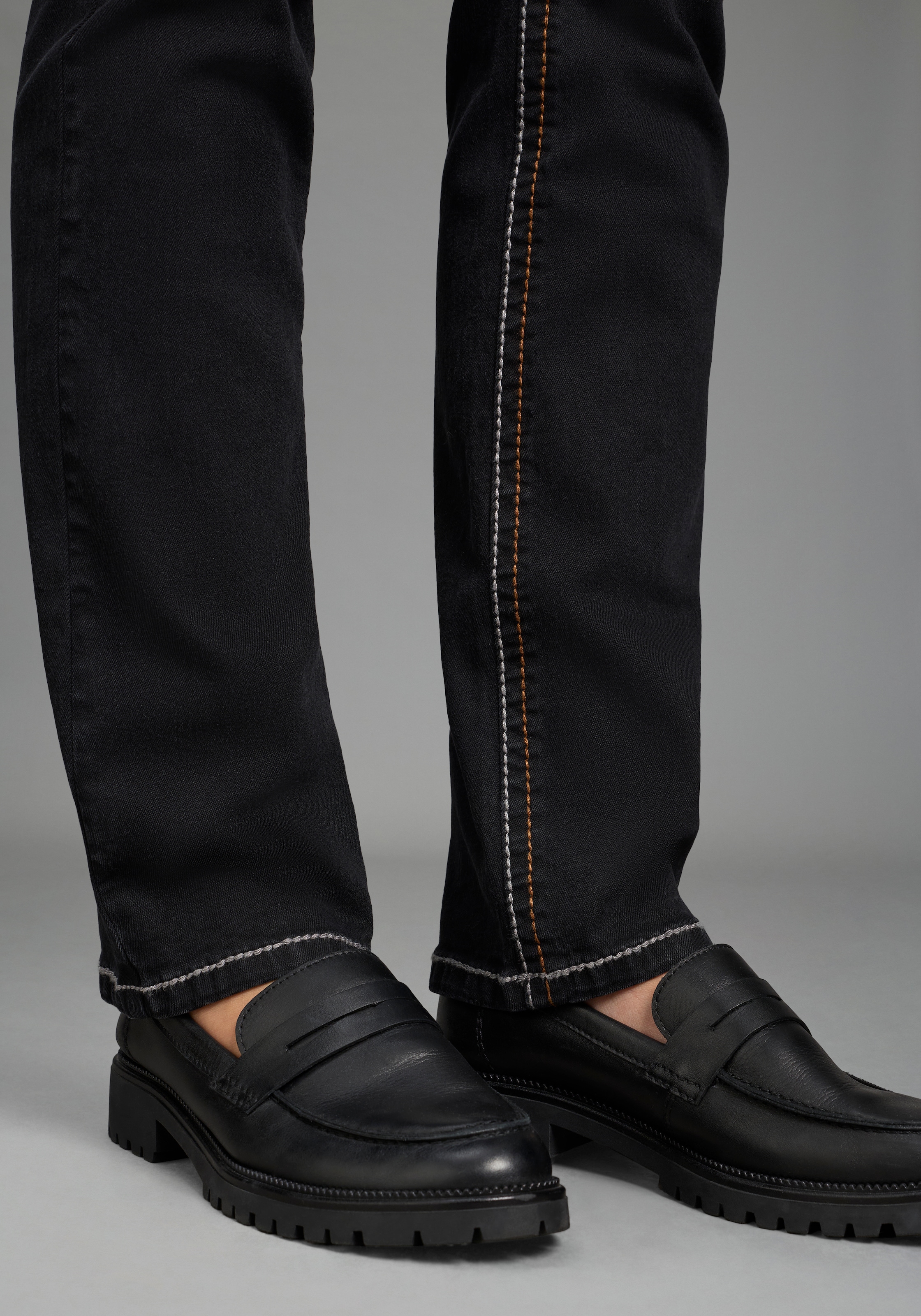 Arizona Gerade Jeans »Kontrastnähte« niedrige Leibhöhe,  in 5-Pocket-Form,  Used-Look-Waschung