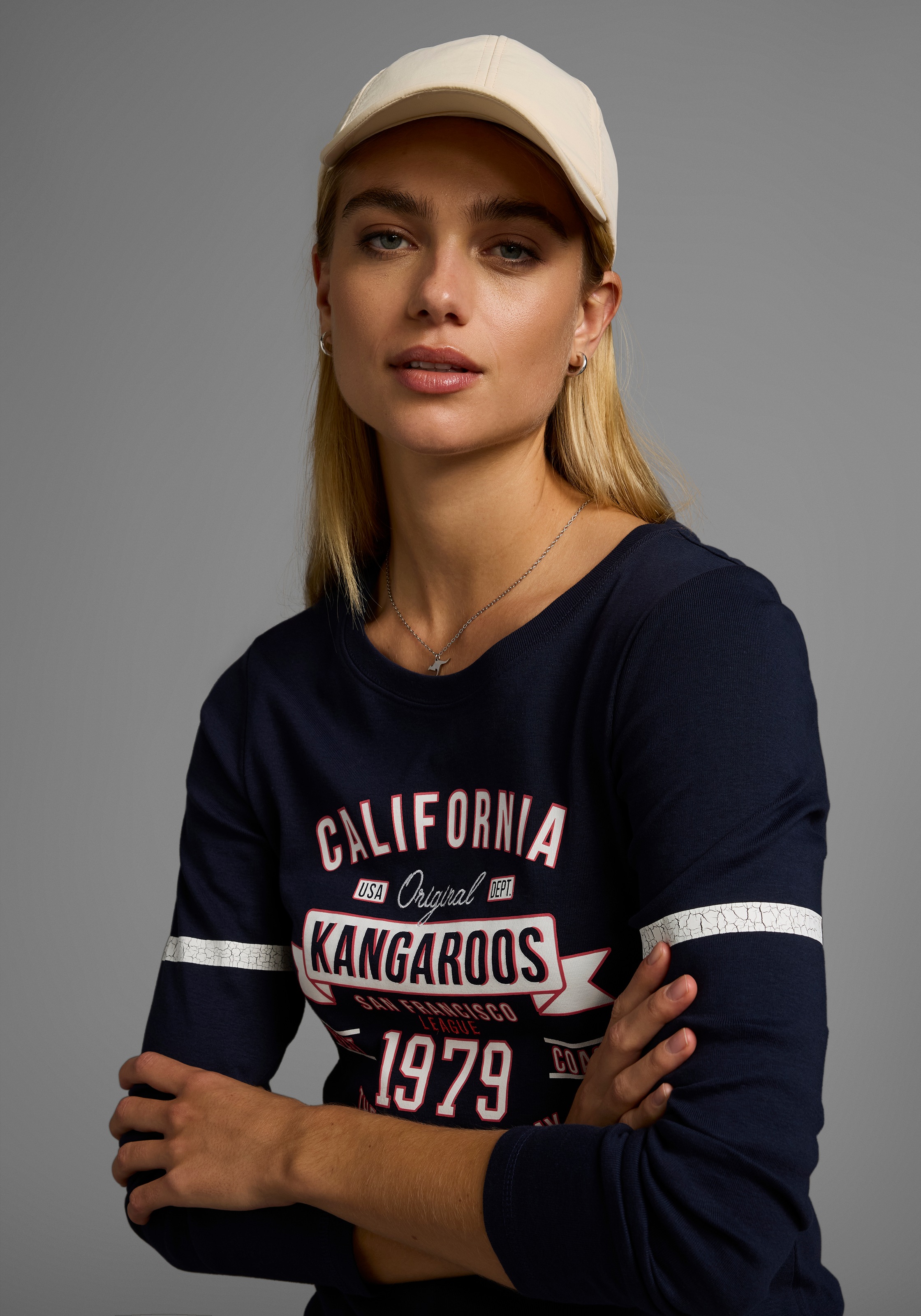 KangaROOS Langarmshirt, Langarm, sehr figurbetont, bedruckt und mit Stickerei
