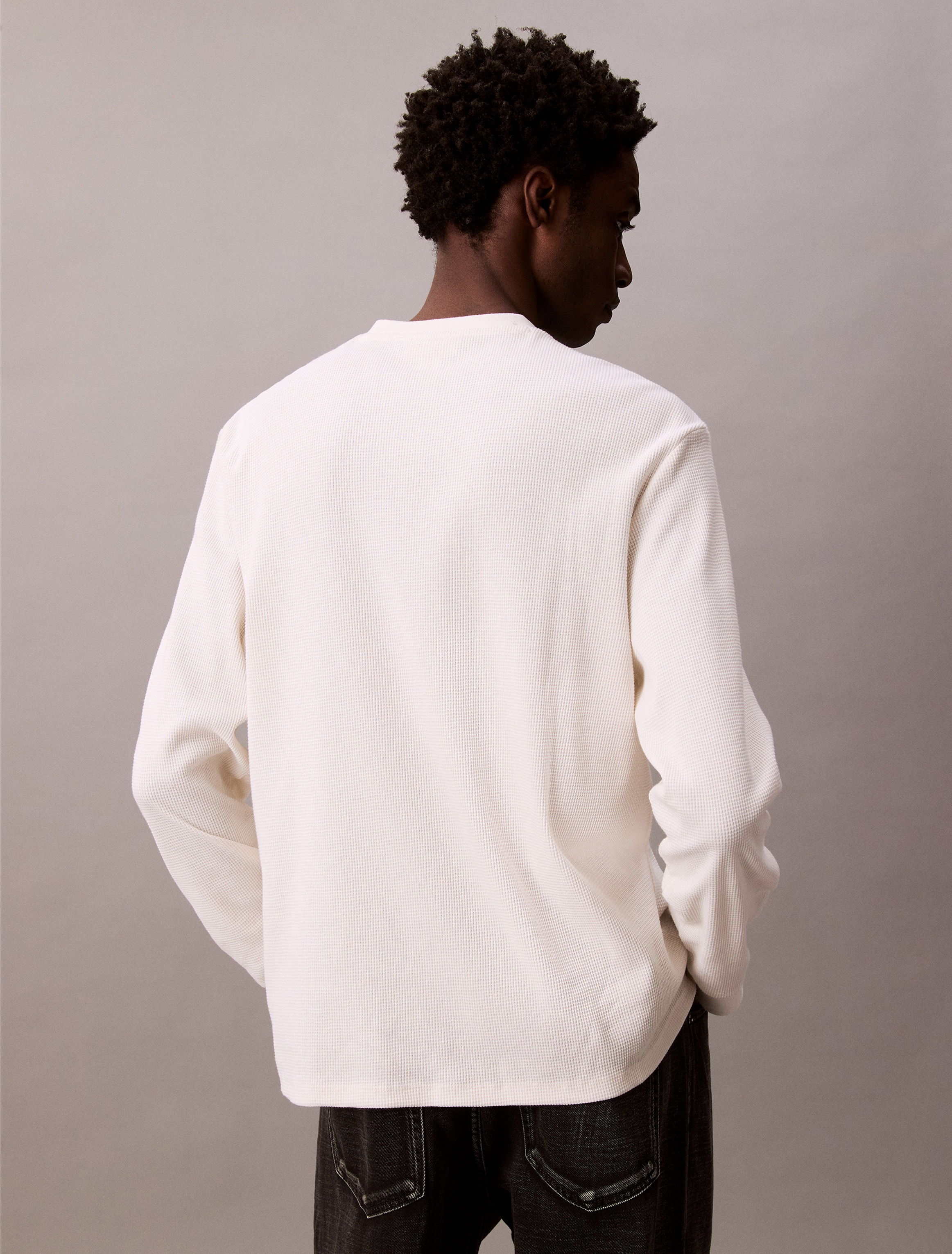 Calvin Klein Jeans Langarmshirt »LS WAFFLE BADGE CREWNK TEE«, Mit Rundhalsausschnitt