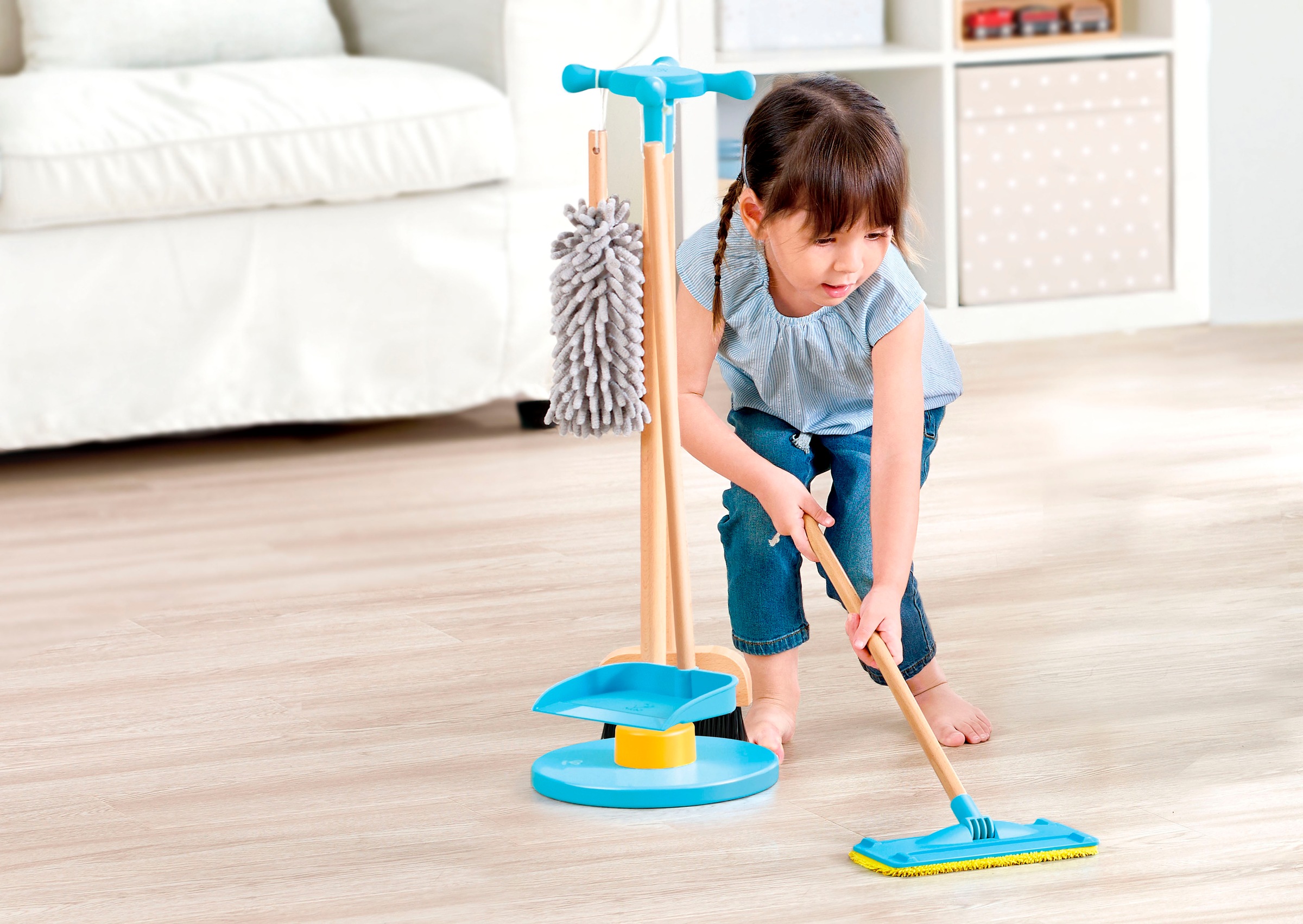 Hape Kinder-Besen »Spielzeug-Putzset mit Ordnungsständer«, (Set, 6 tlg.)