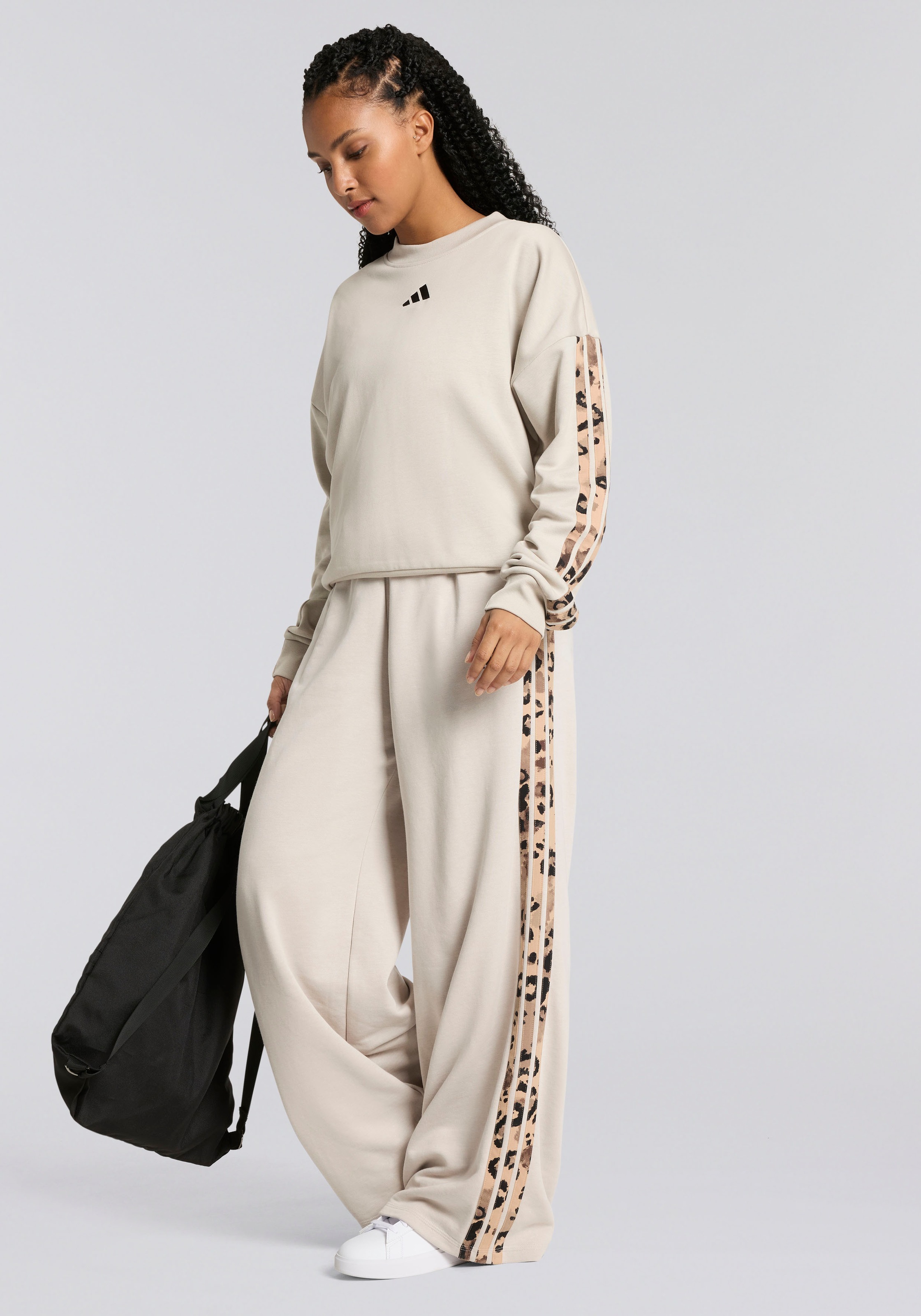 adidas Sportswear Sporthose »W AOP FT PT«, (1 tlg.), Locker geschnitten mit weitem Bein, Tierprint-Details