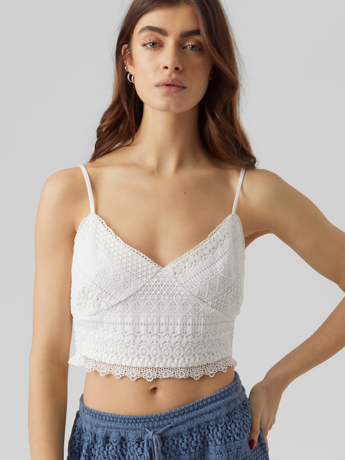 Vero Moda Spaghettitop »VMHONEY LACE V-NECK CROPPED TOP WVN«