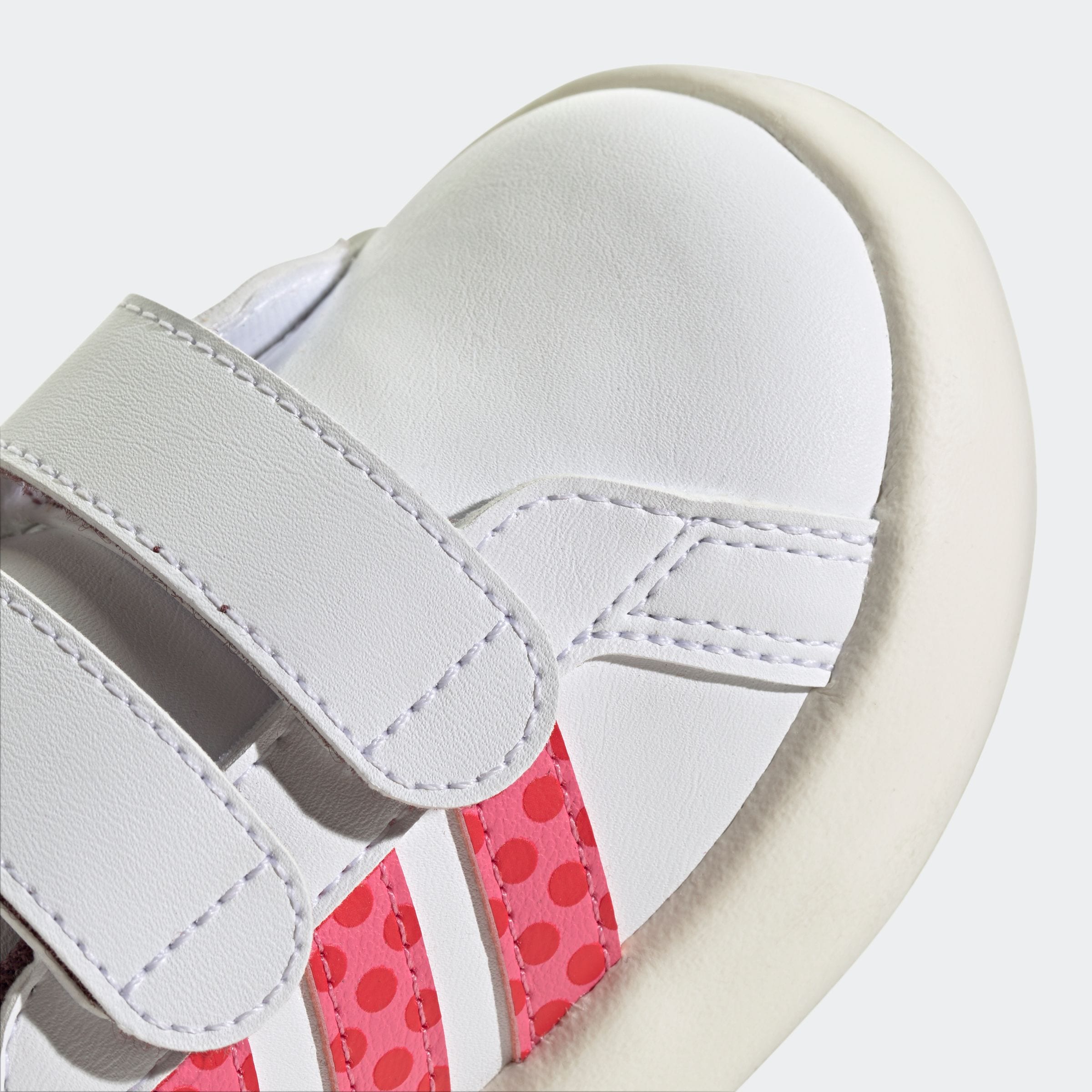 adidas Sportswear Klettschuh »ADIDAS DISNEY MINNIE MAUS KIDS GRAND COURT 2.0 SCHUH«, Design auf den Spuren des adidas Superstar, für Kinder