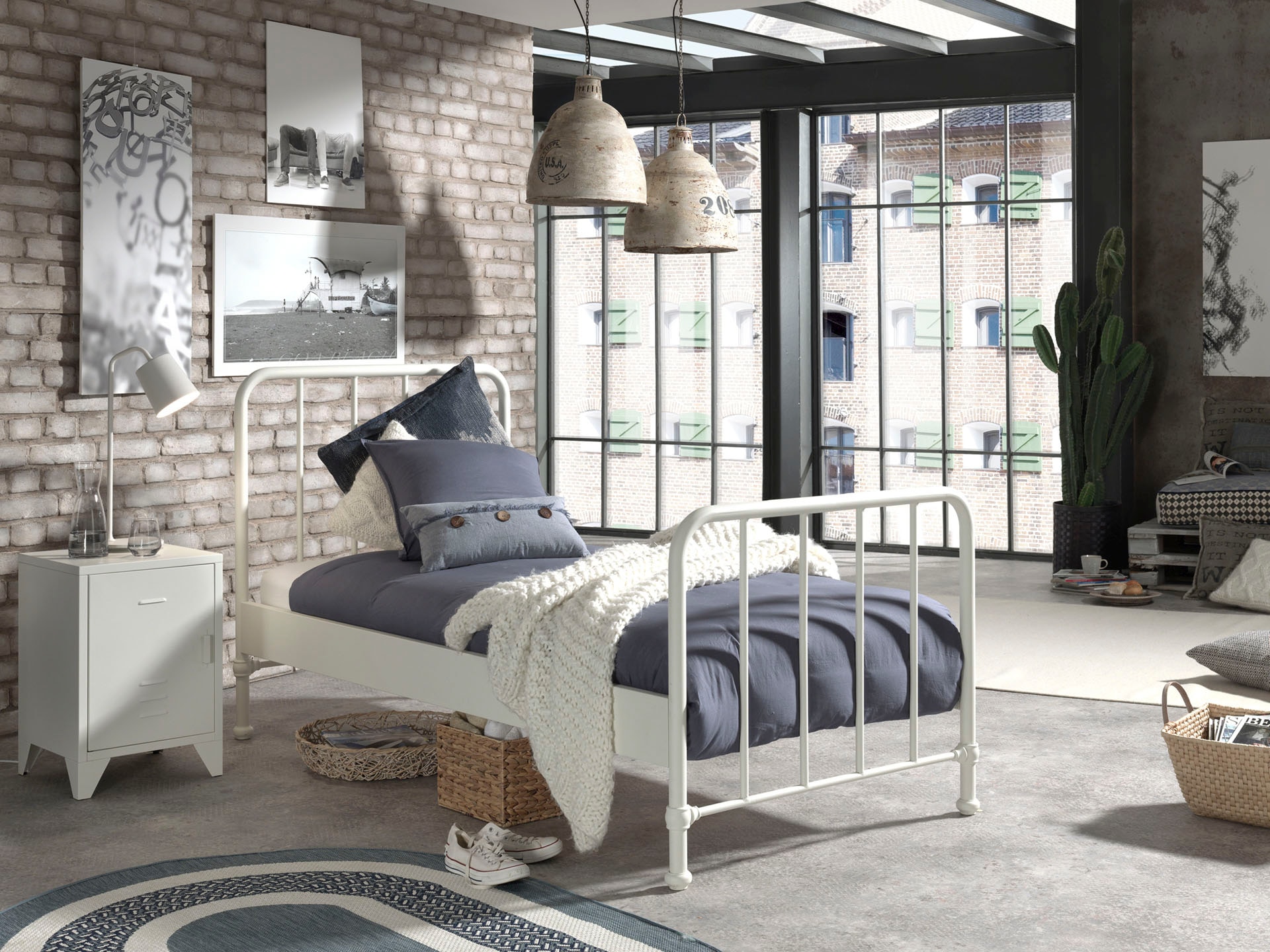 Vipack Jugendbett »Bronxx, Einzelbett 90/200, sehr stabil, romantische Optik«, (B/H/T ca. 96,5x110x206cm, inkl. Lattenrost, Bodenfreiheit), Oberfläche pulverbeschichtet, verschiedene Farben zur Wahl