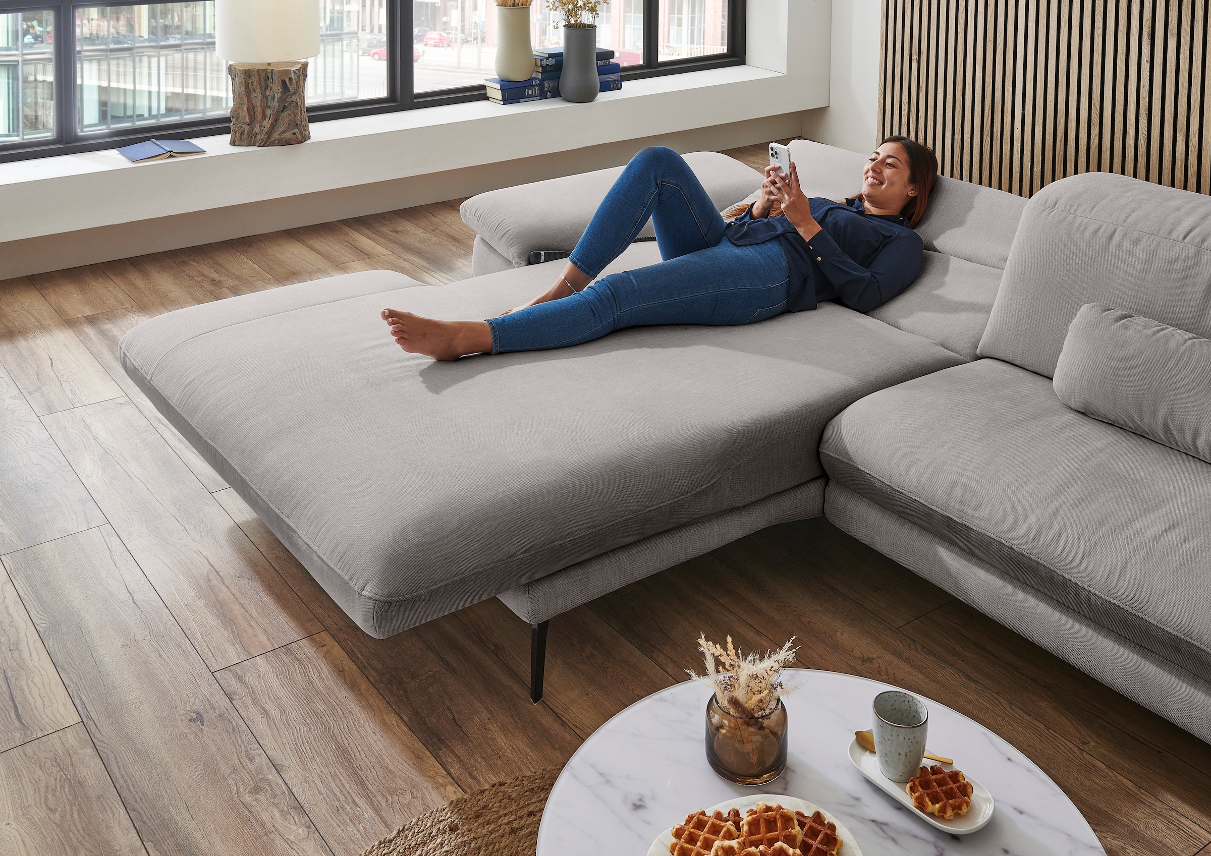 Die PlanBar Ecksofa »MP-IN22025 L-Form«, mit Kopfteilverstellung, wahlweise mit motorischem Canape